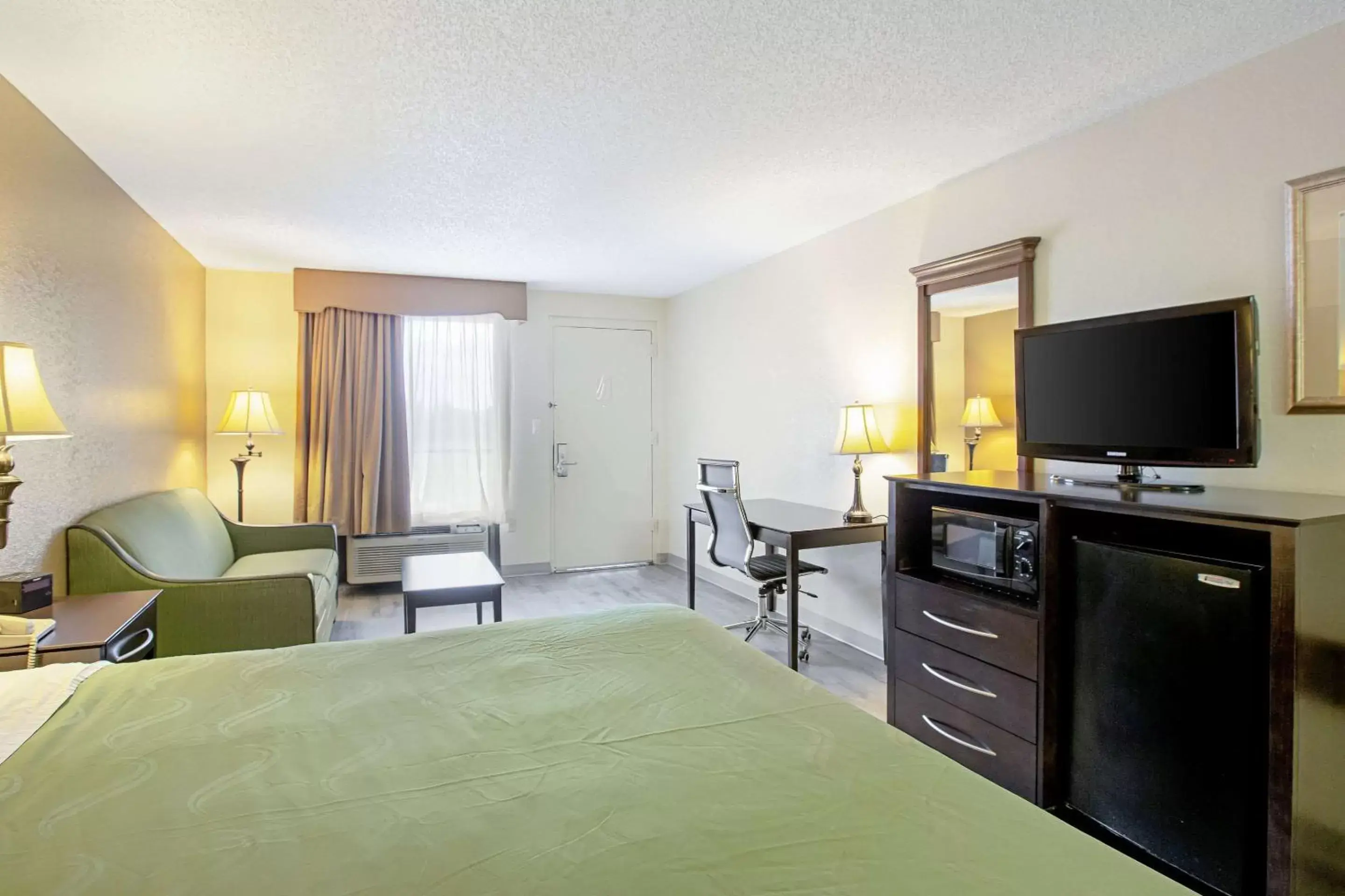 Photo of the whole room, TV/Entertainment Center in Quality Inn & Suites Live Oak I-10 Exit 283