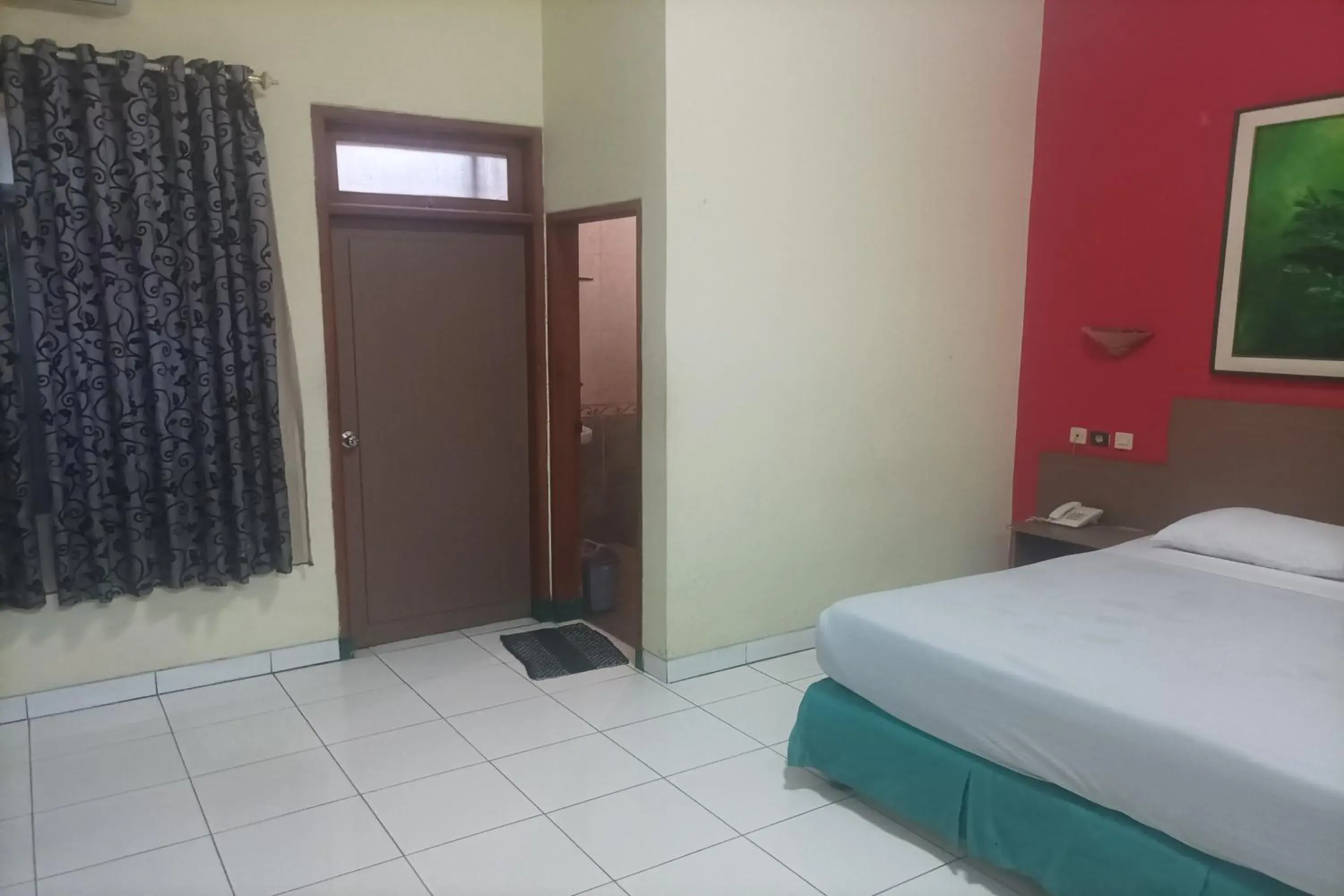 Bedroom, Bed in RedDoorz Plus near Alun Alun Kejaksan Cirebon