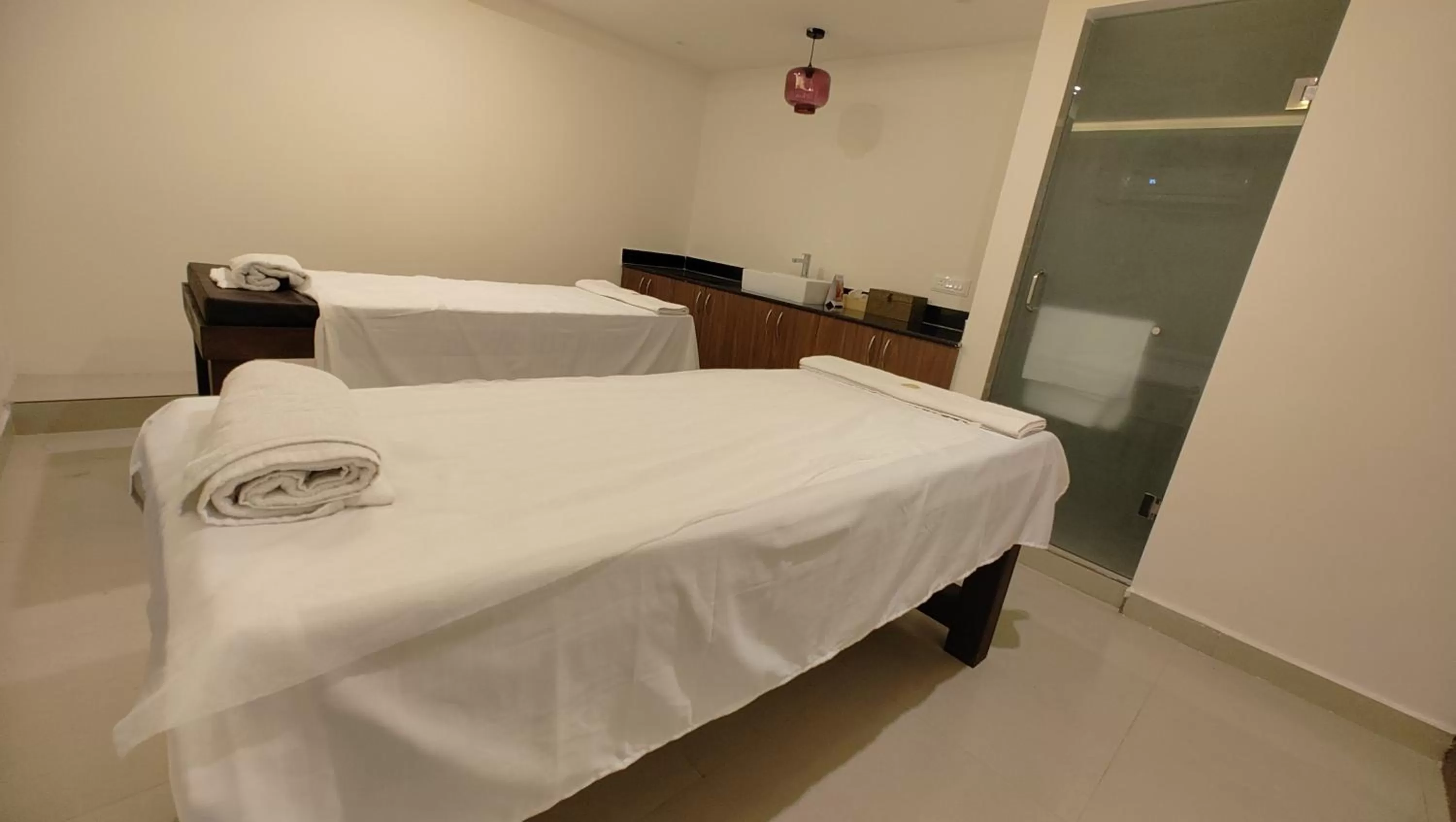 Spa and wellness centre/facilities, Bed in Manjeera Premiere