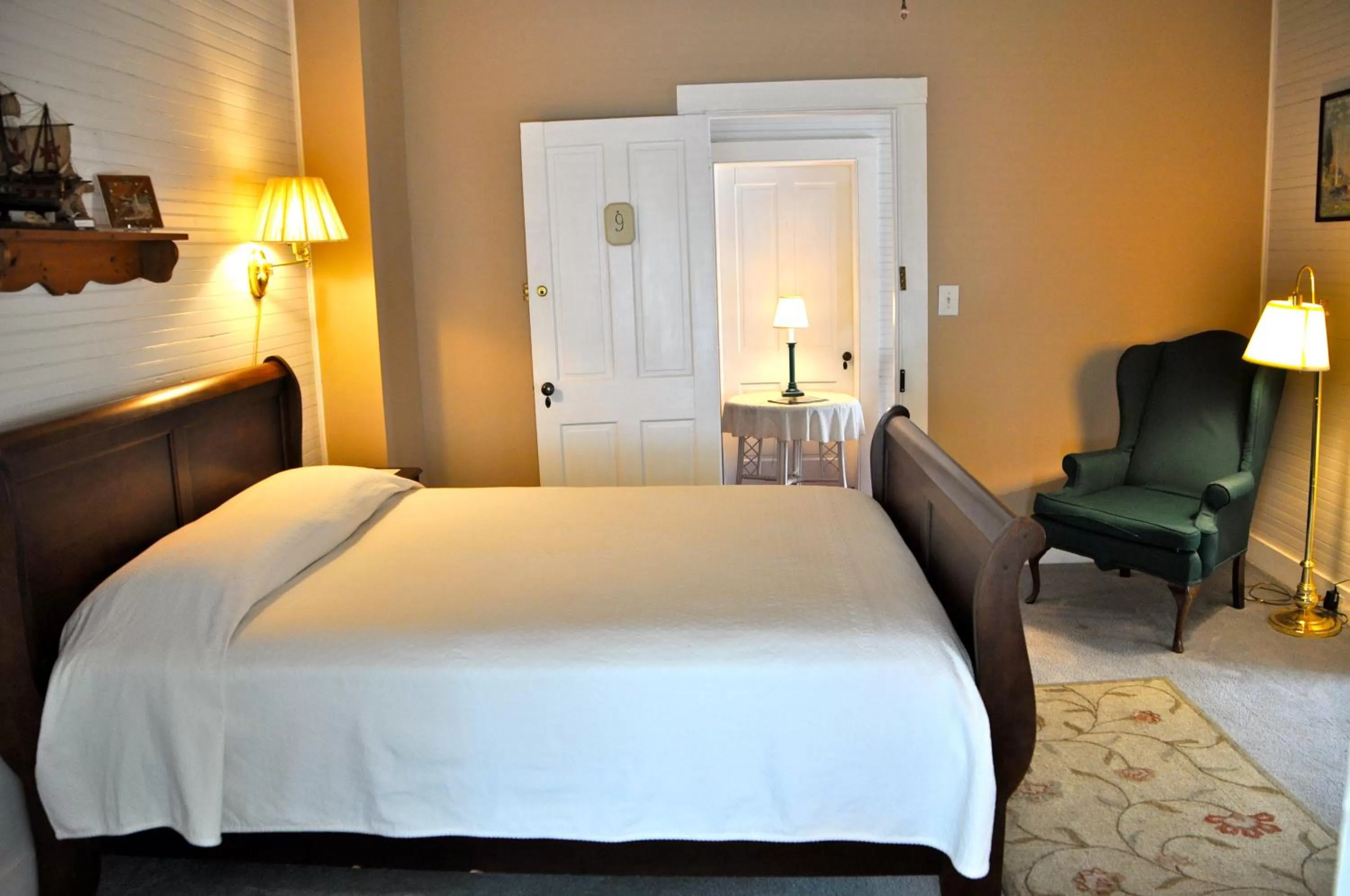 Photo of the whole room, Bed in Meadows Inn