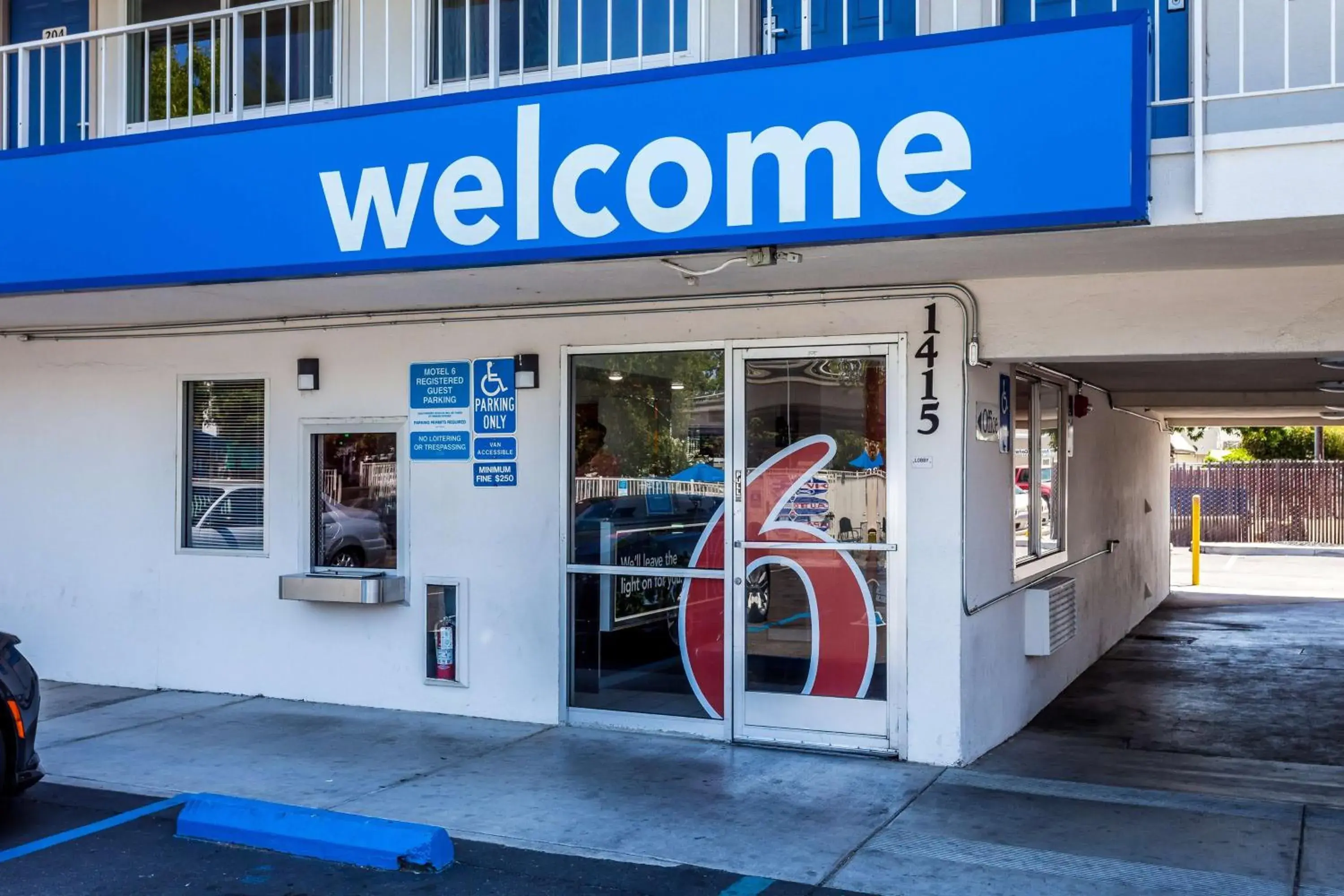 Property building in Motel 6 Sacremento, Ca - Downton