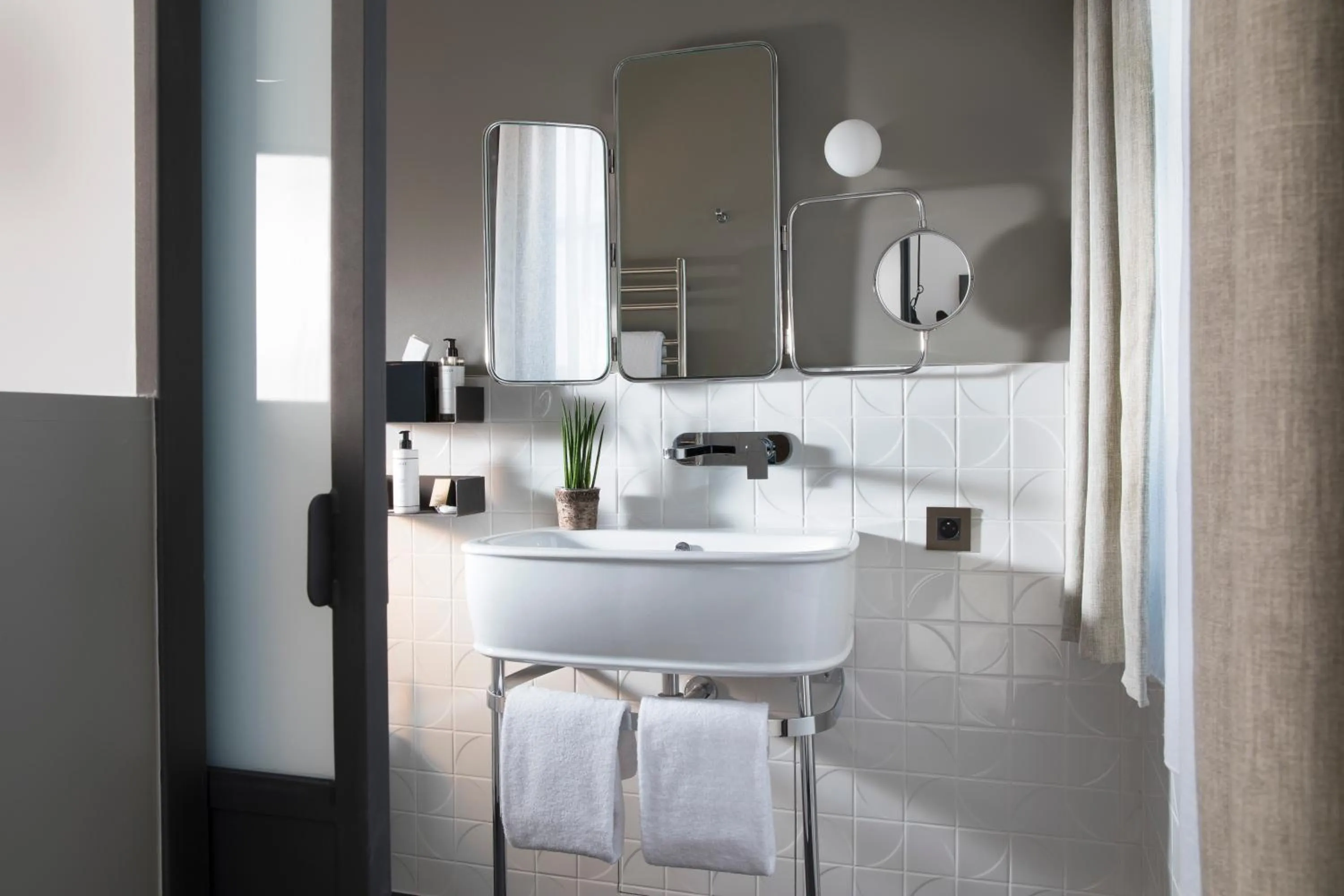 Bathroom in Hôtel Les Deux Girafes