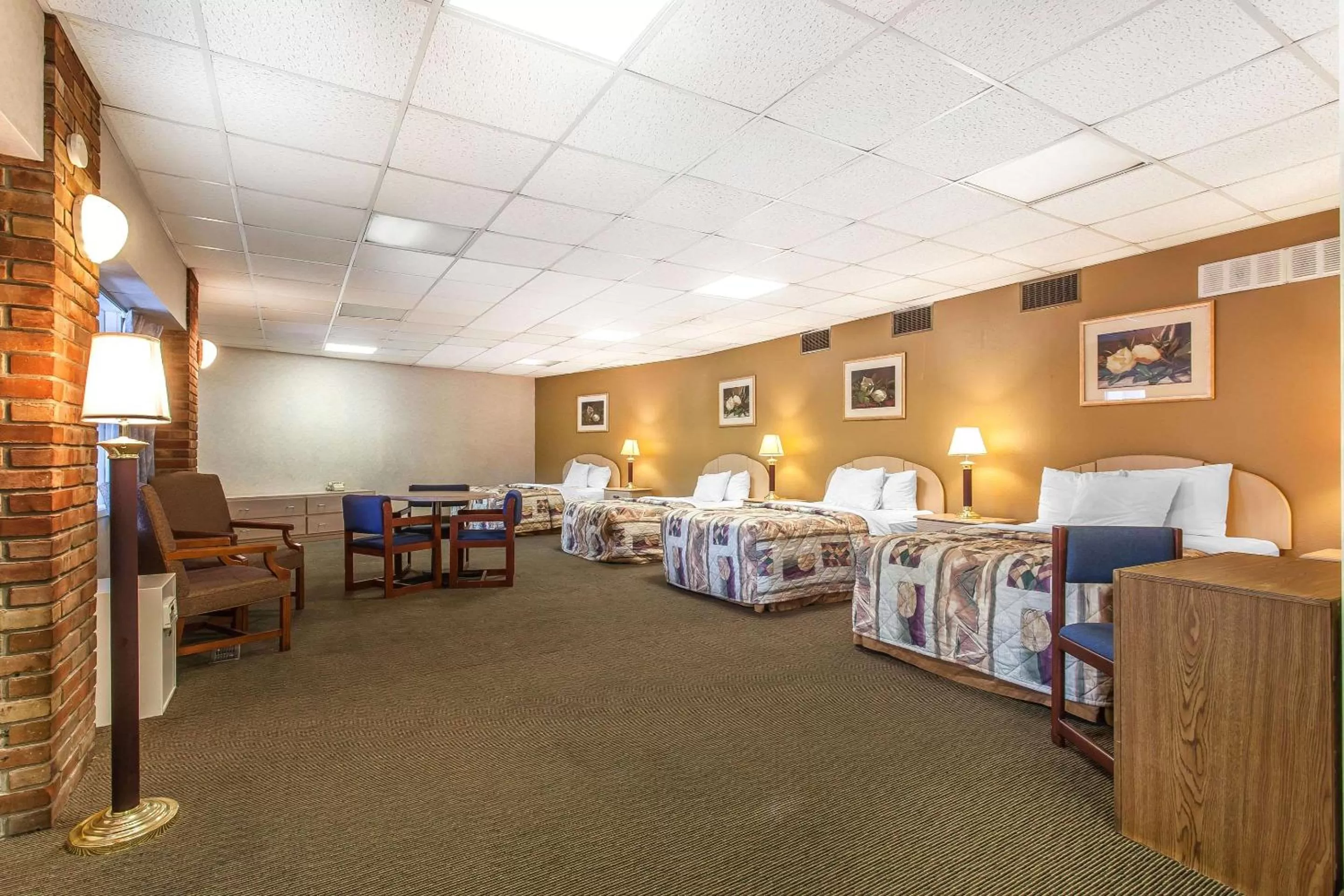 Photo of the whole room, Bed in Rodeway Inn Sandusky North
