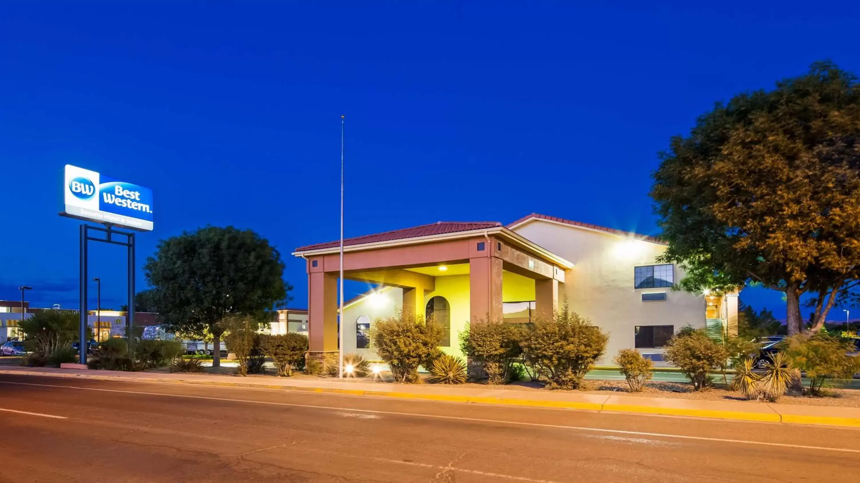 Property Building in Best Western Socorro Hotel & Suites