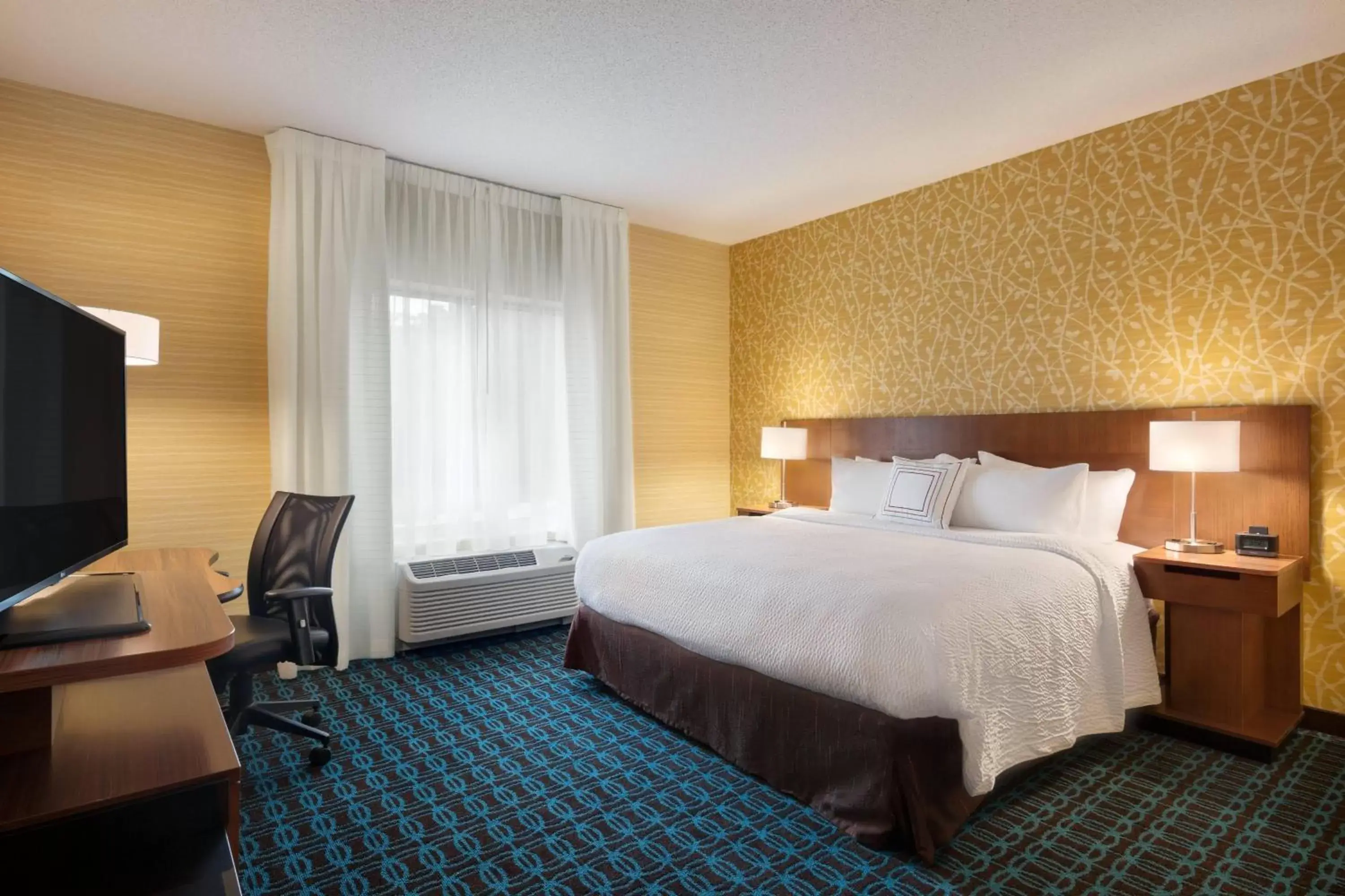 Photo of the whole room, Bed in Fairfield Inn & Suites by Marriott Lancaster East at The Outlets