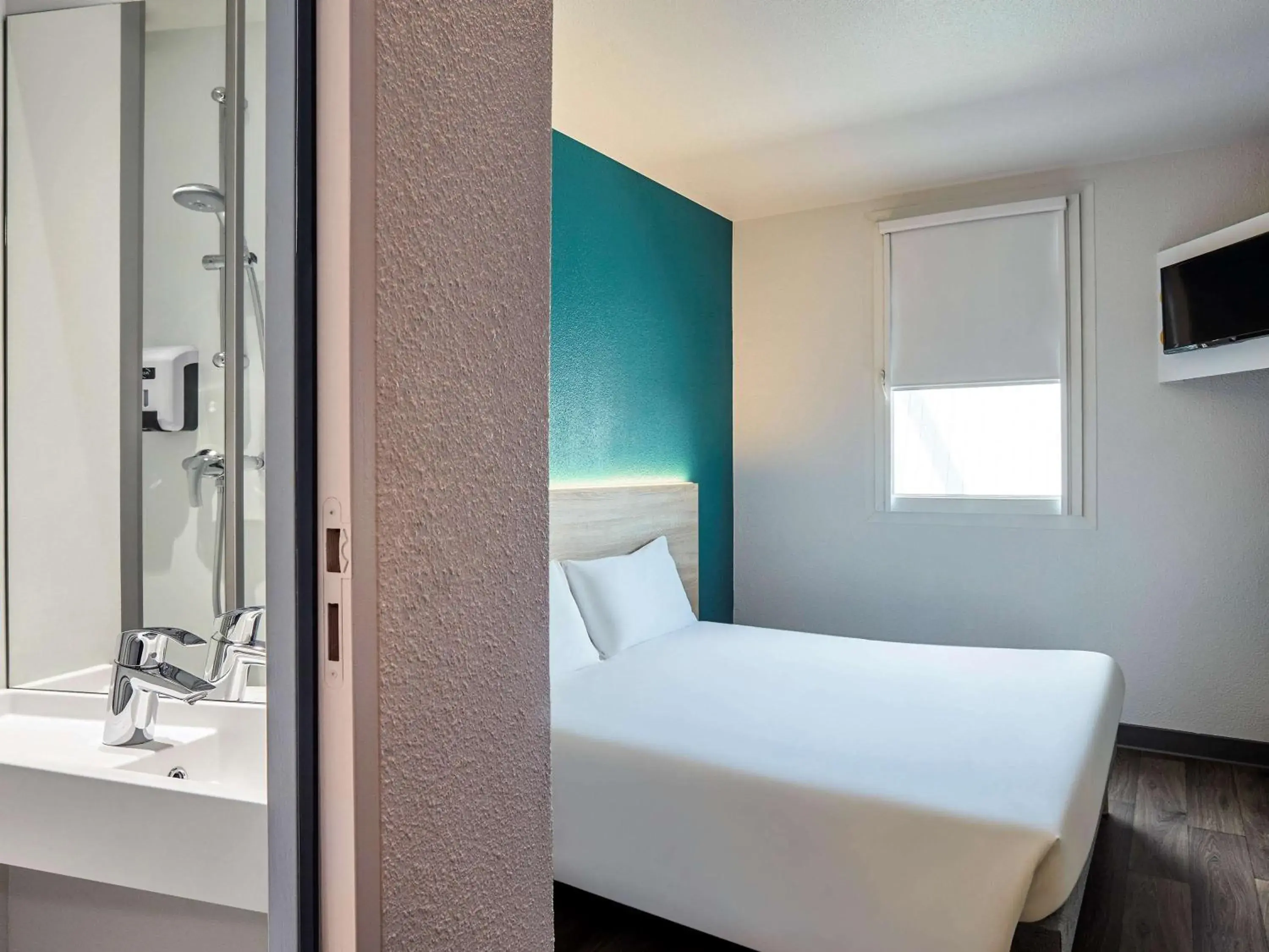 Bedroom, Bathroom in hotelF1 Nantes Est La Beaujoire