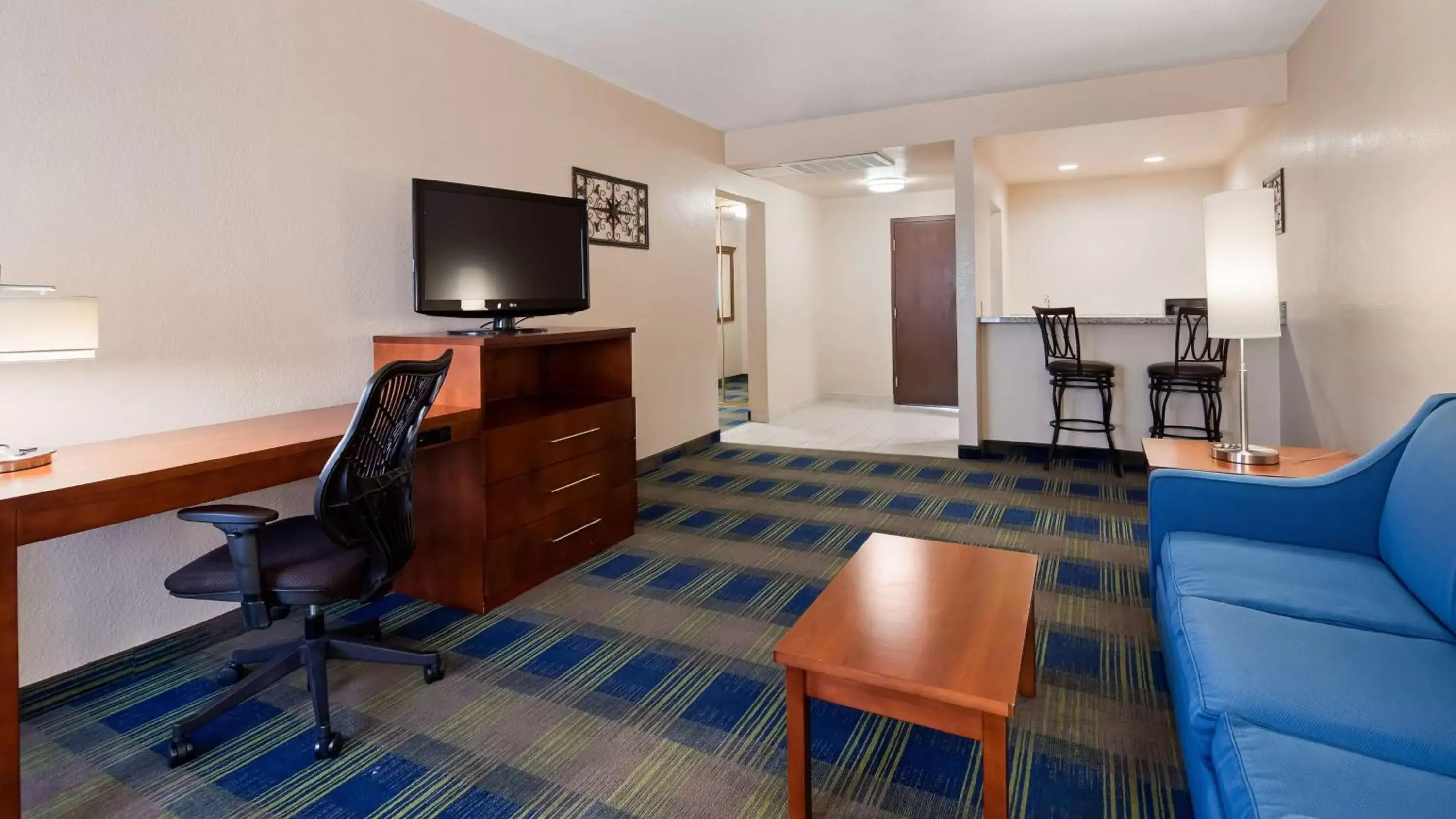 Photo of the whole room, TV/Entertainment Center in Best Western Plus Heritage Inn Ontario Rancho Cucamonga