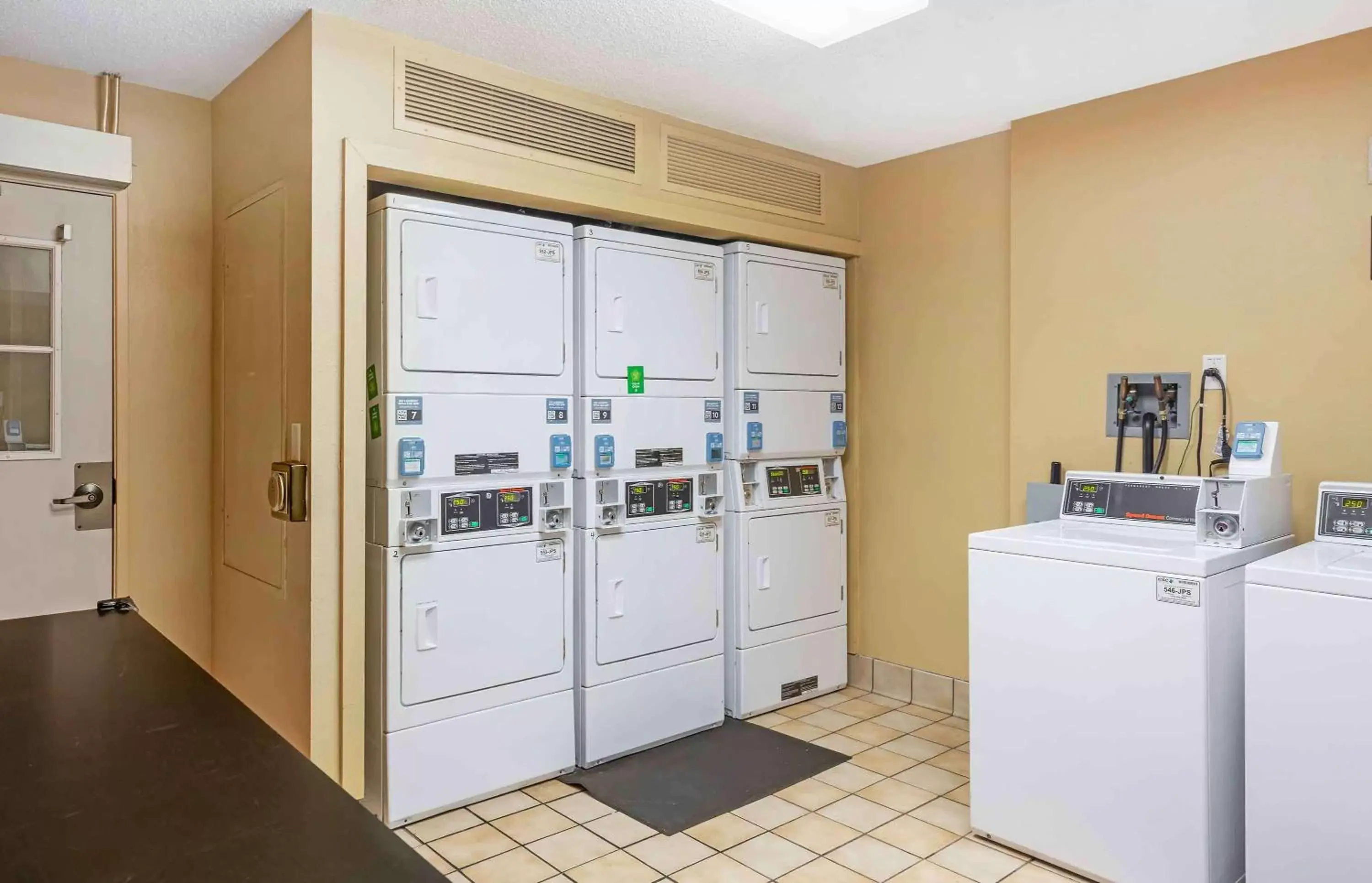 Property building, Kitchen/Kitchenette in Extended Stay America Suites - Boston - Marlborough