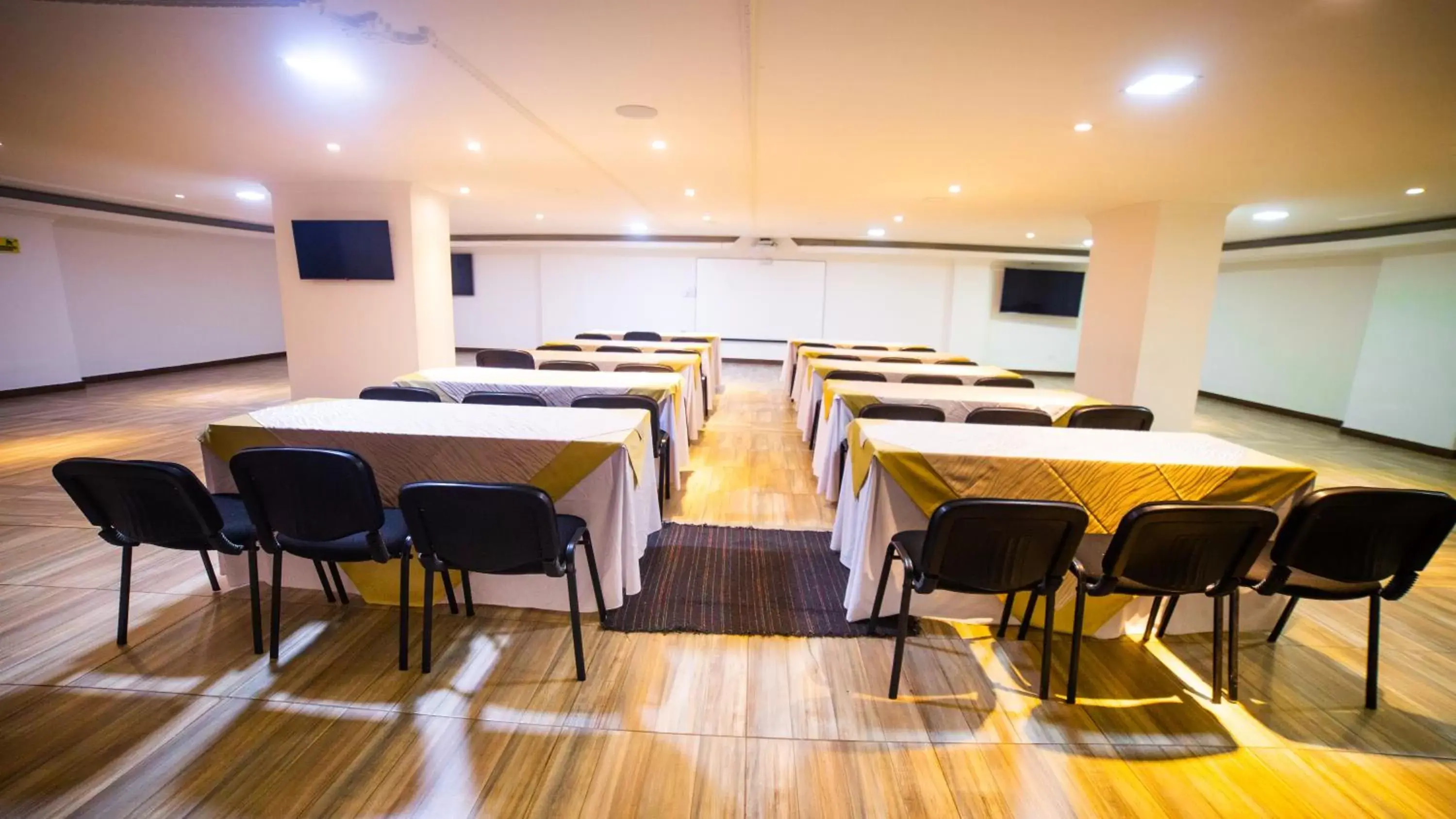 Meeting/conference room in Azor Hotel Cali Versalles