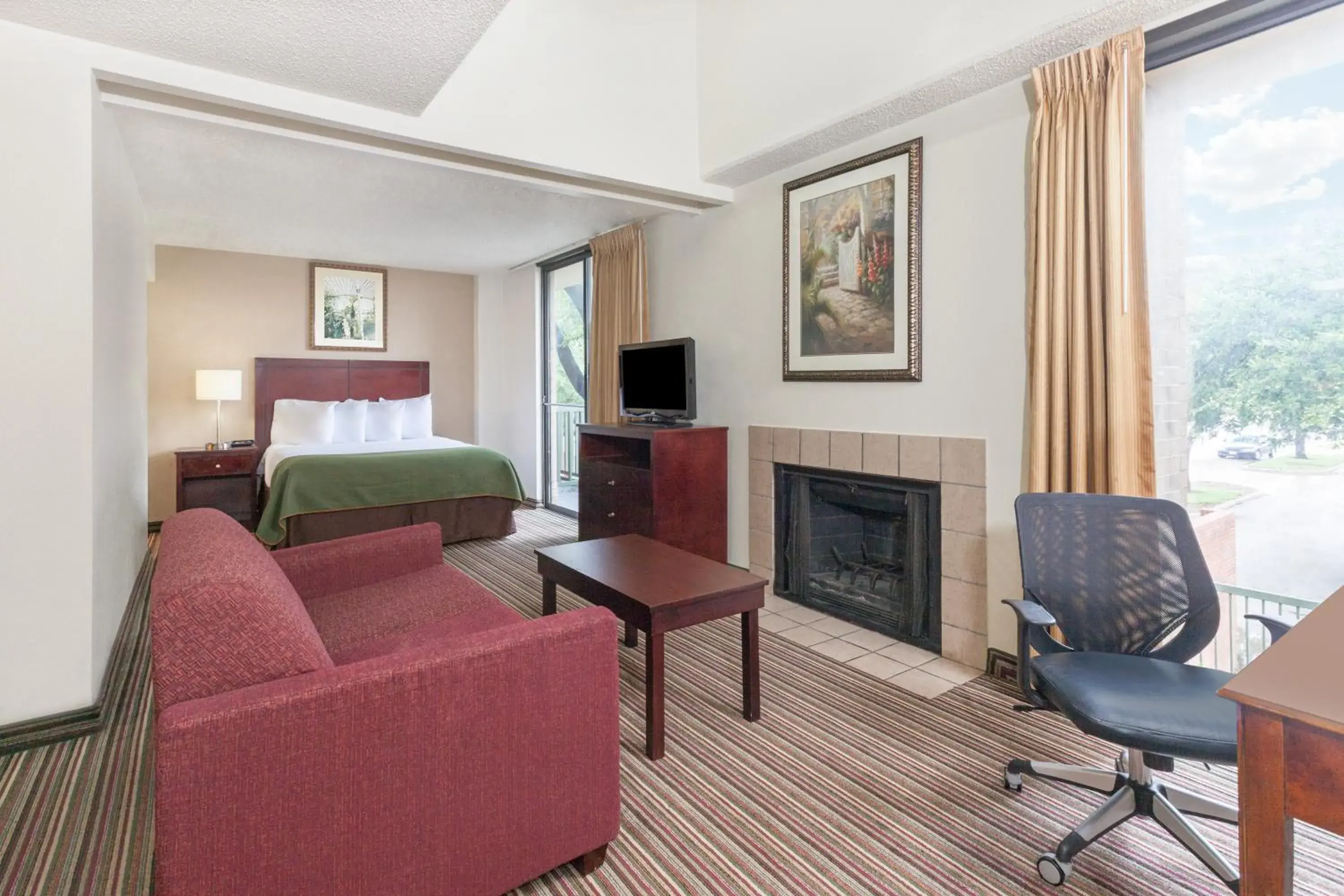 Photo of the whole room, Seating Area in Hawthorn Suites by Wyndham Richardson