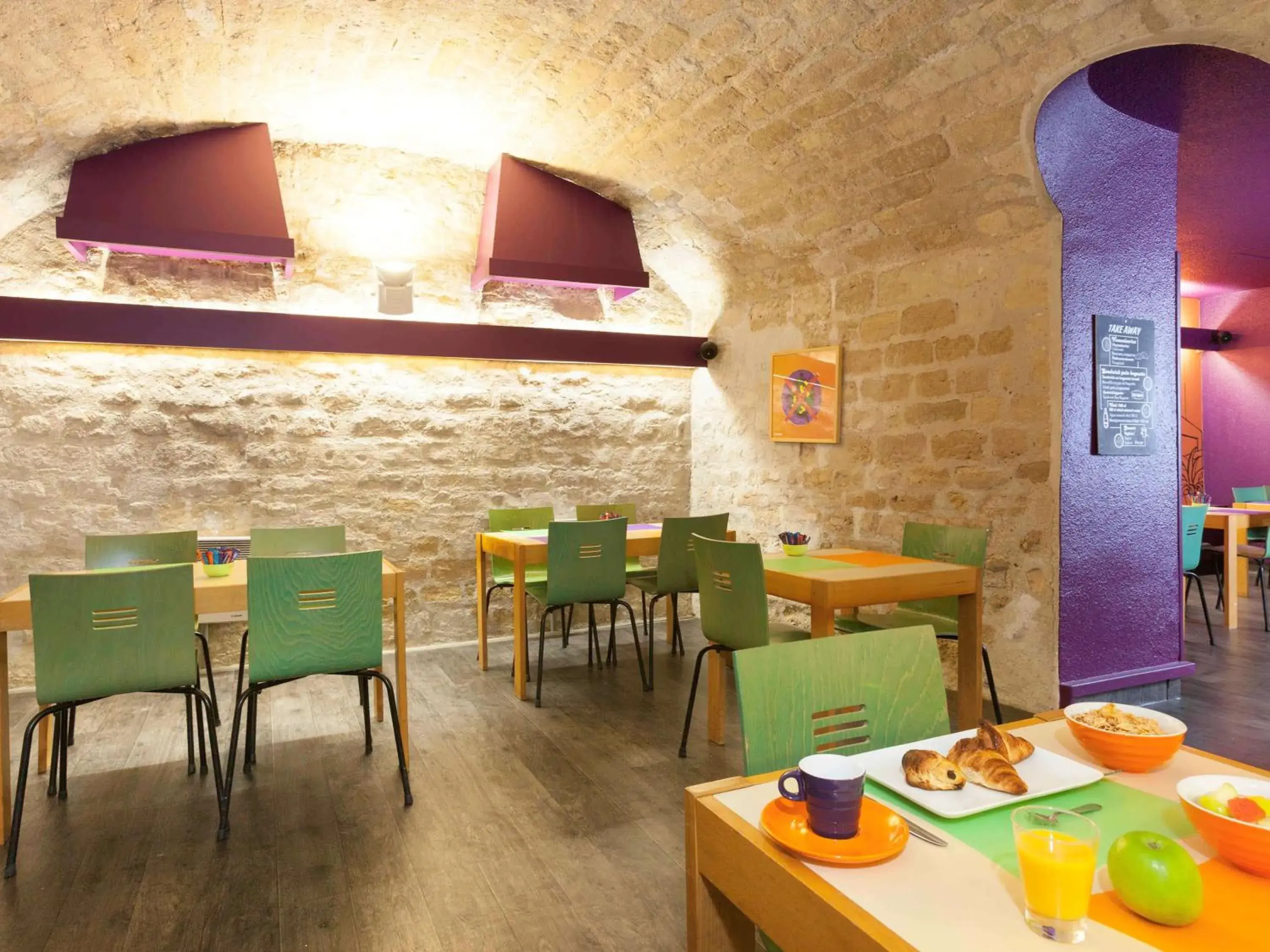 Restaurant/Places to Eat in Ibis Styles Paris Republique Hotel