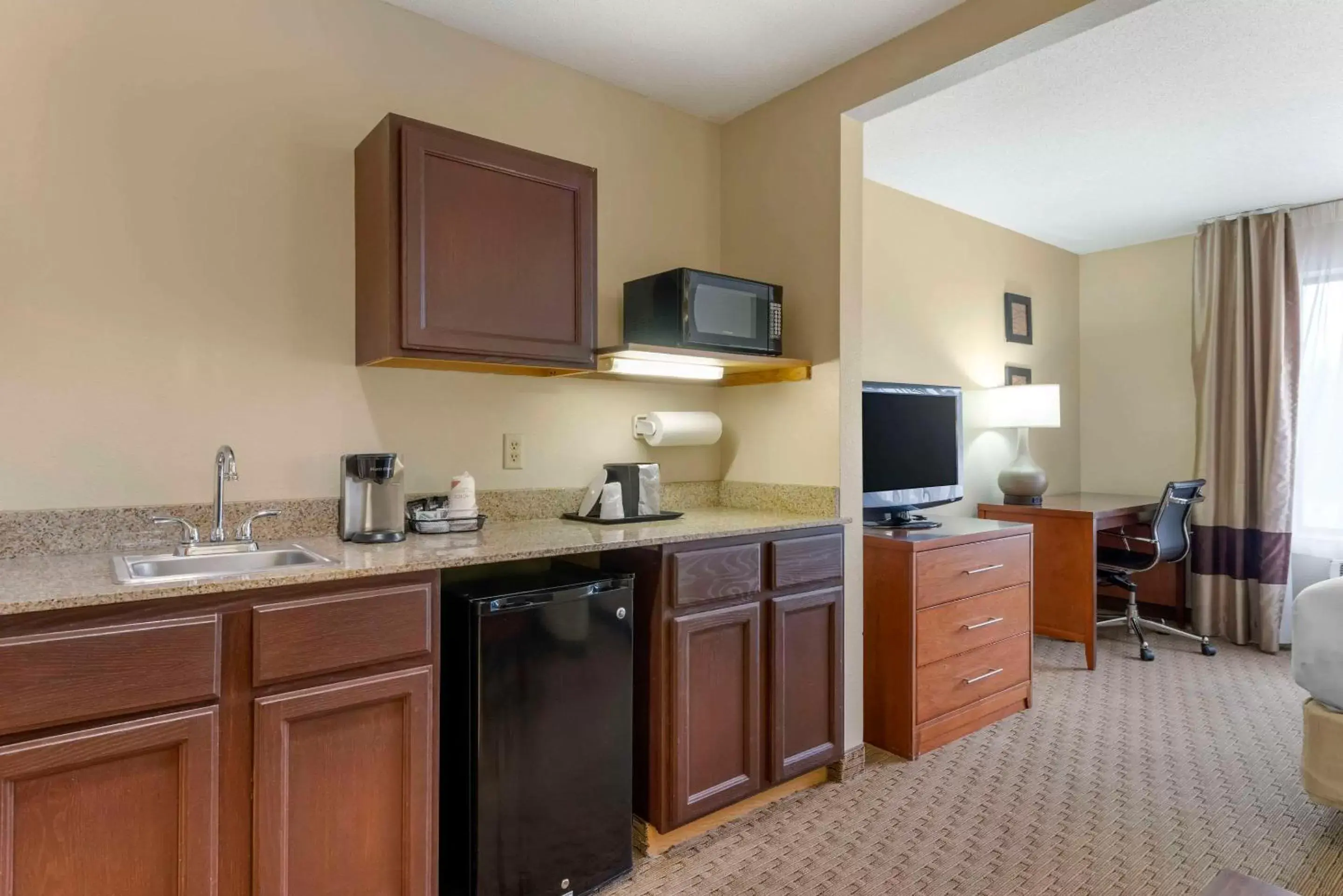 Bedroom, Kitchen/Kitchenette in Comfort Inn & Suites Black River Falls I-94