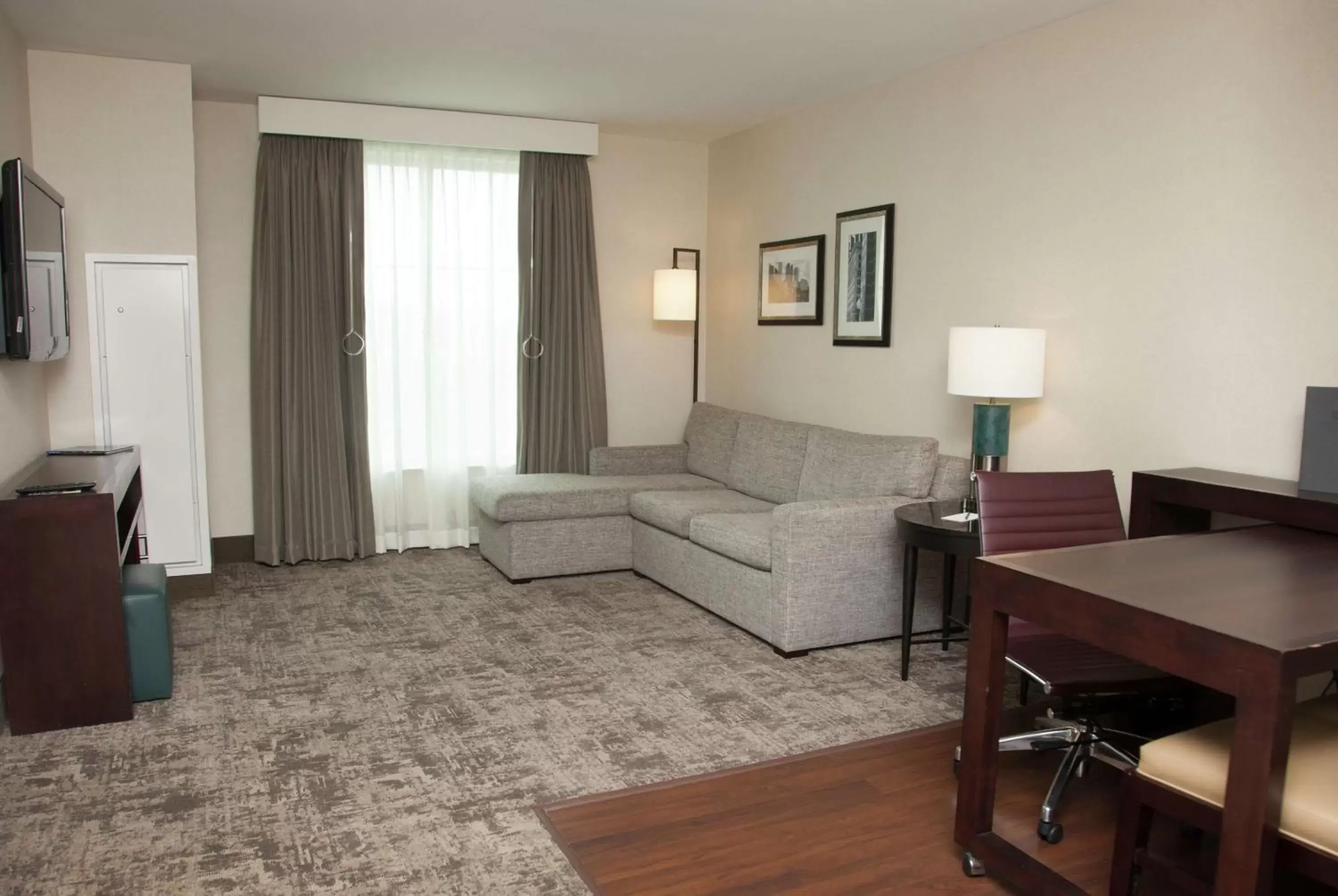 Photo of the whole room, Seating Area in Embassy Suites Columbus - Airport