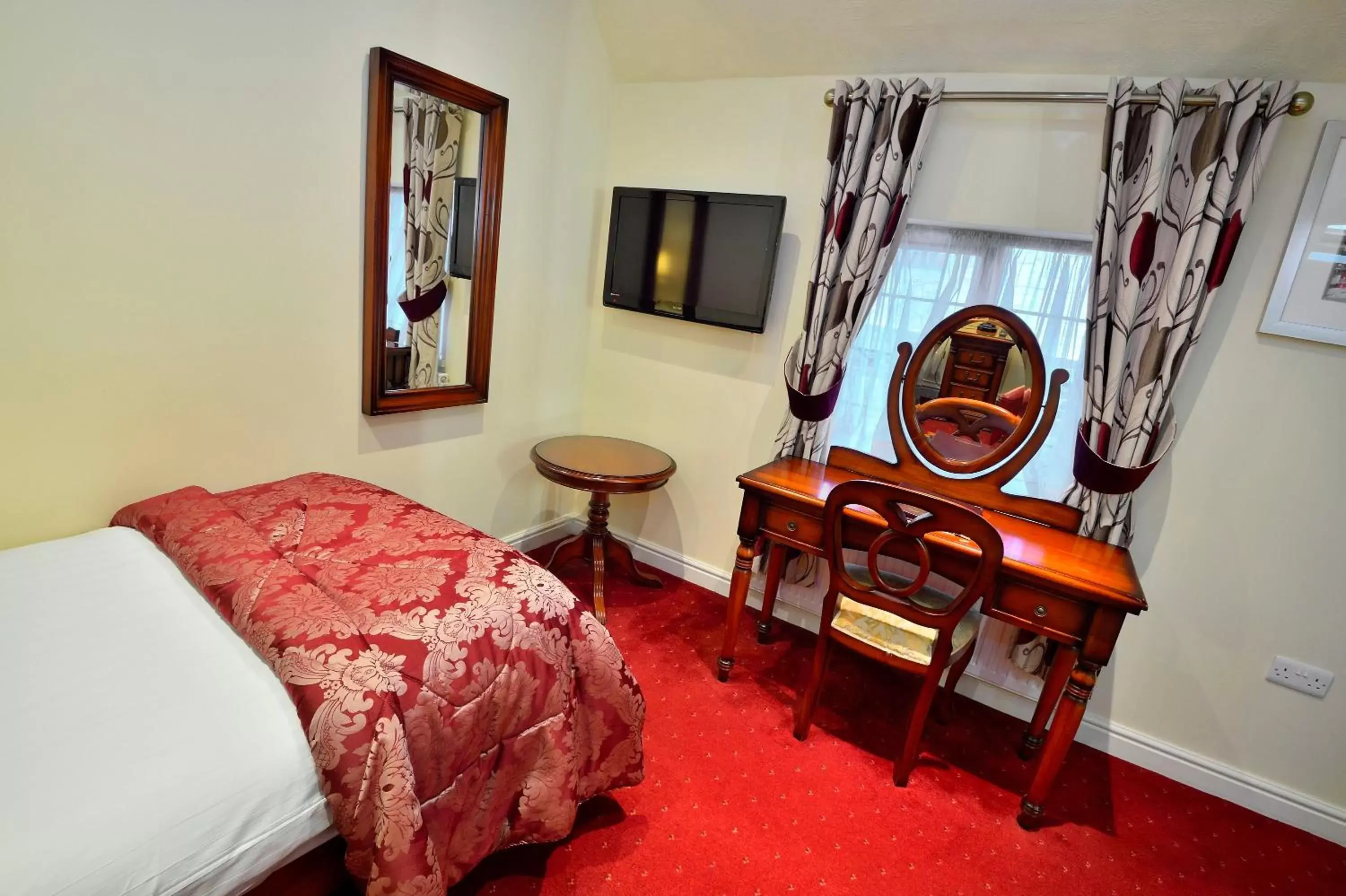 Bedroom, Seating Area in The Roundabout Hotel