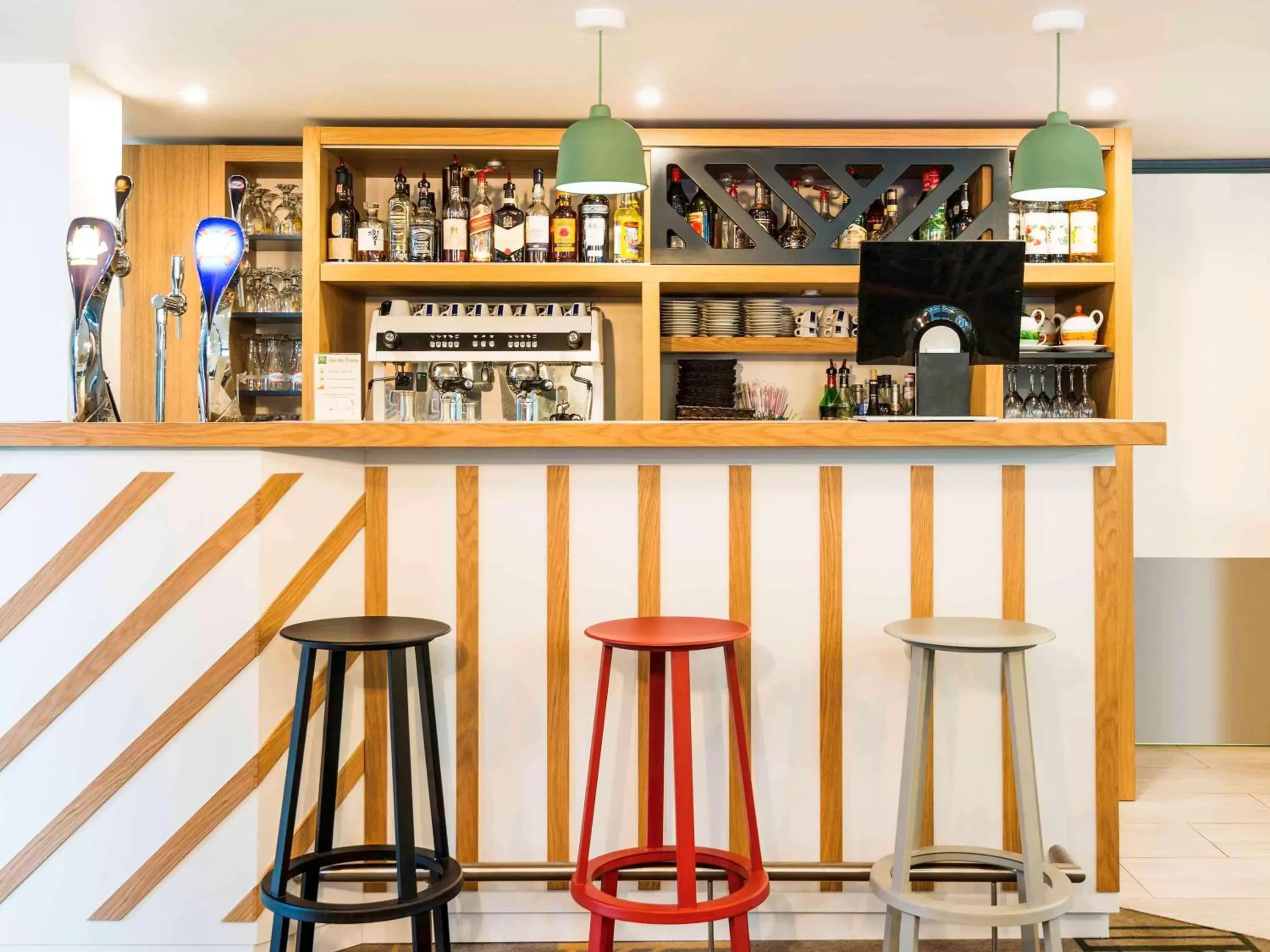 Lounge or bar, Lounge/Bar in ibis Styles Rouen Val De Reuil