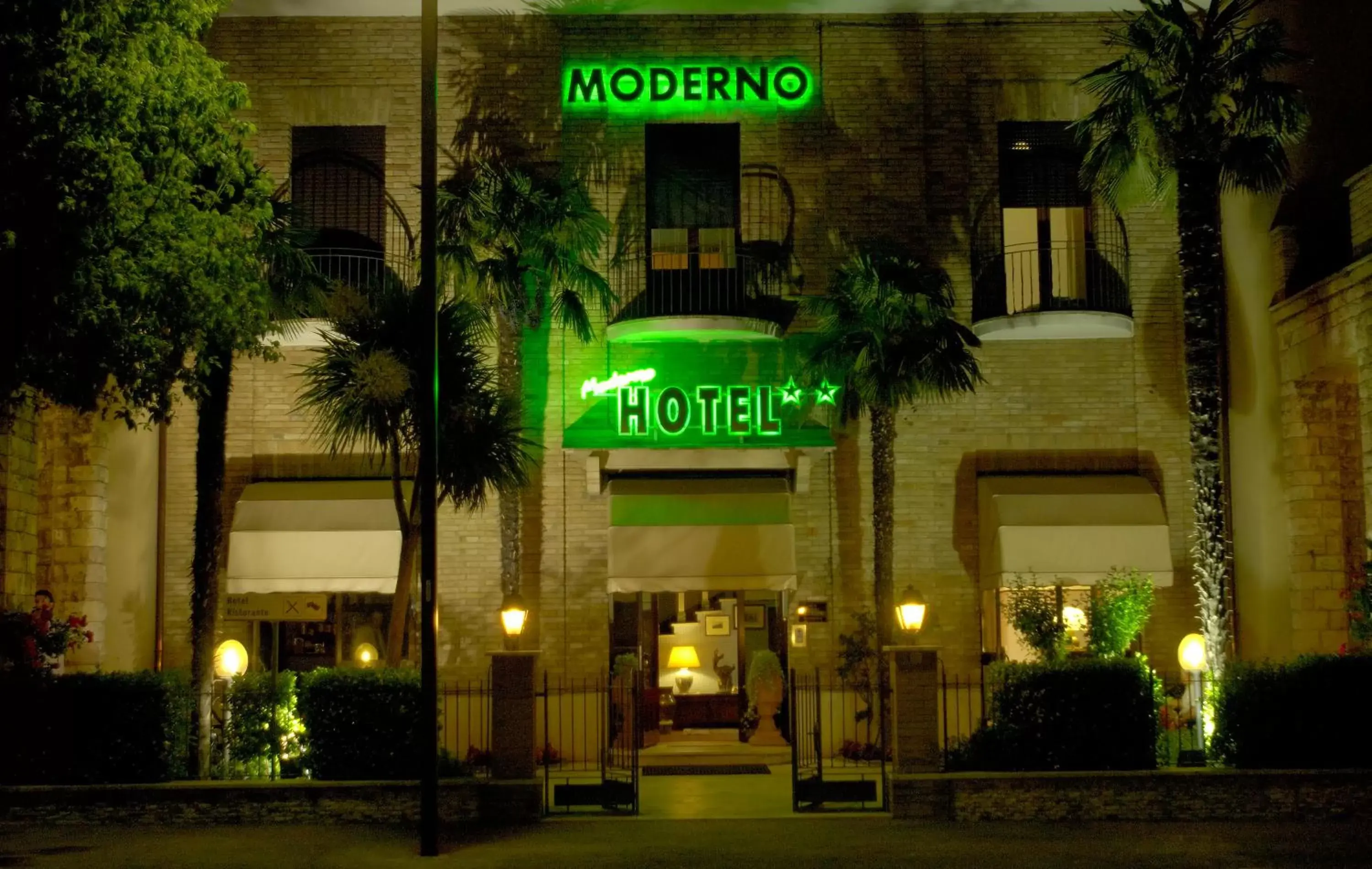 Facade/entrance, Property Building in Hotel Moderno