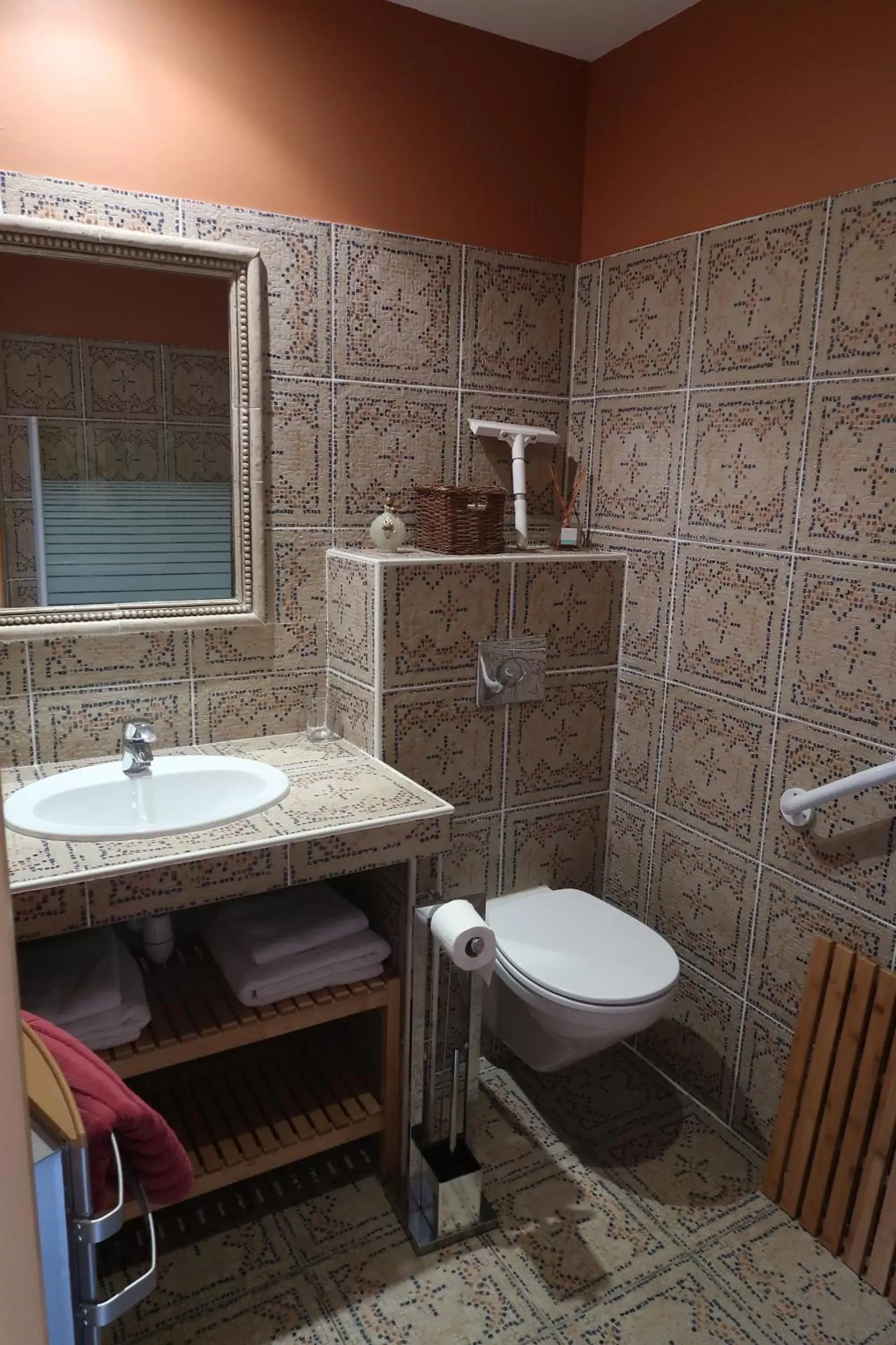 Shower, Bathroom in l'Orangerie de La Pontête