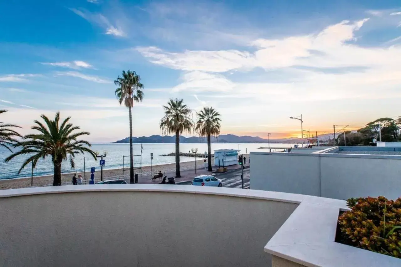 Sea view in LE MIDI 8 by ESTATES CANNES