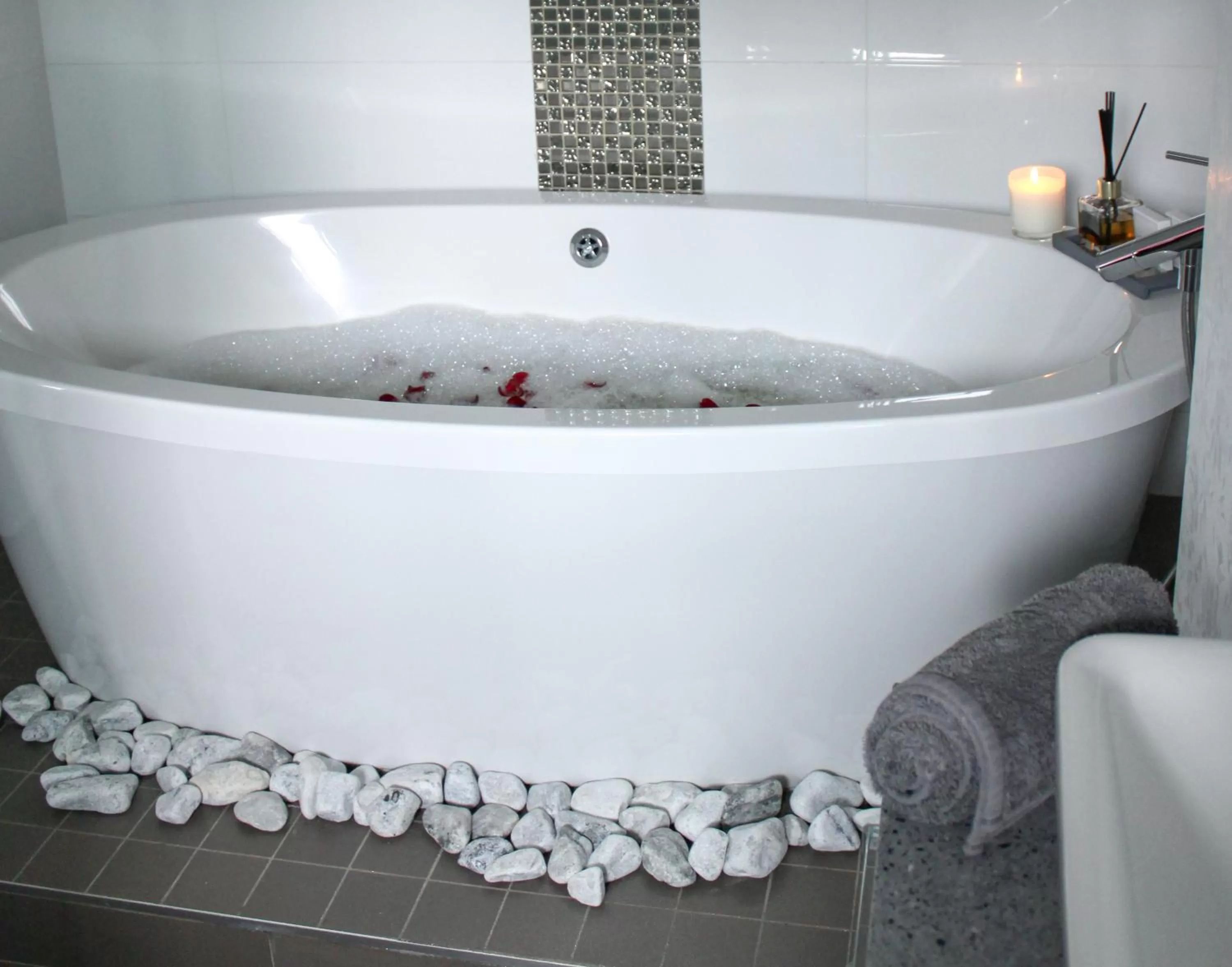 Bath, Bathroom in The Raz