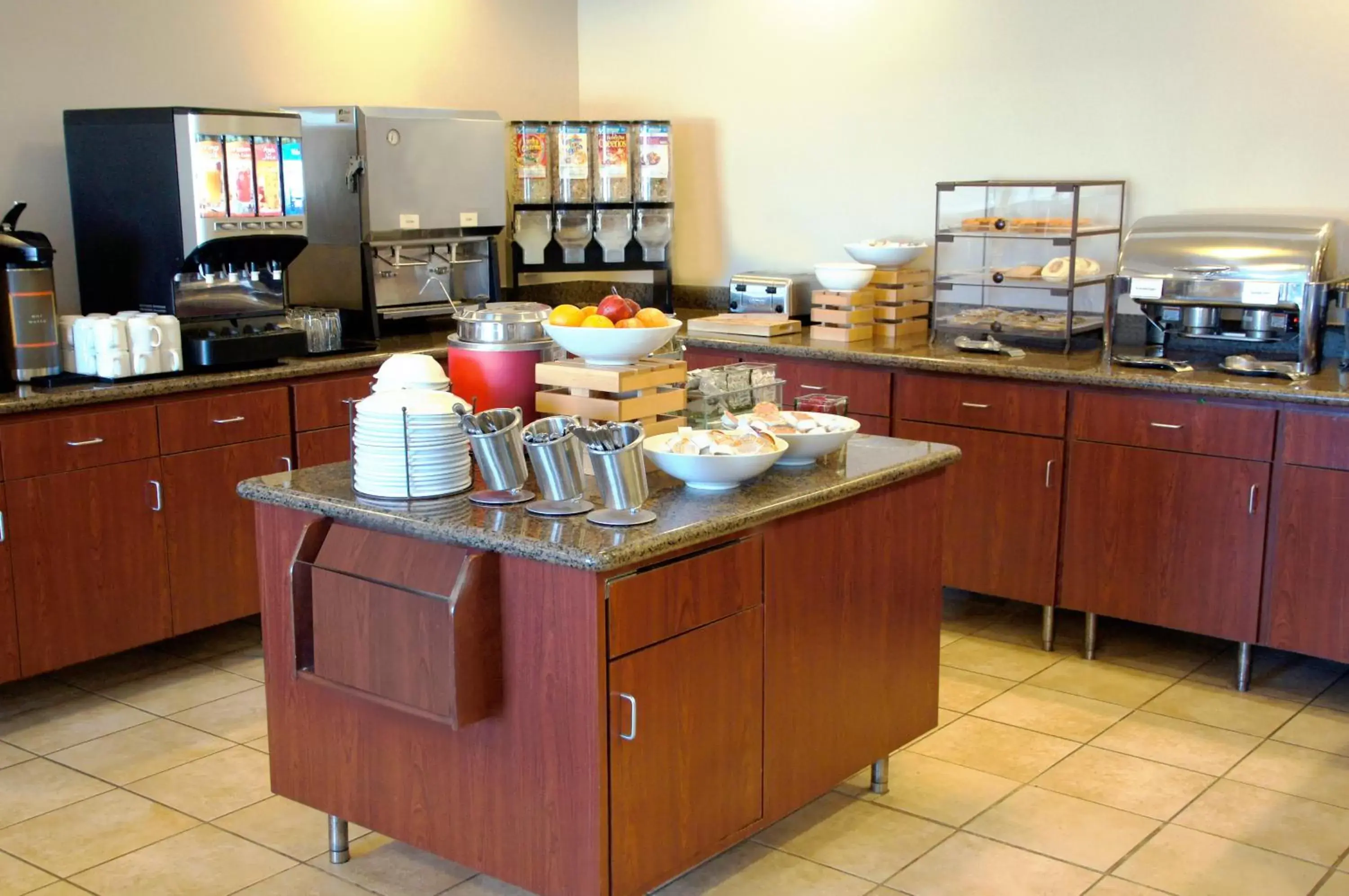 Breakfast, Kitchen/Kitchenette in Country Inn & Suites by Radisson, Red Wing, MN