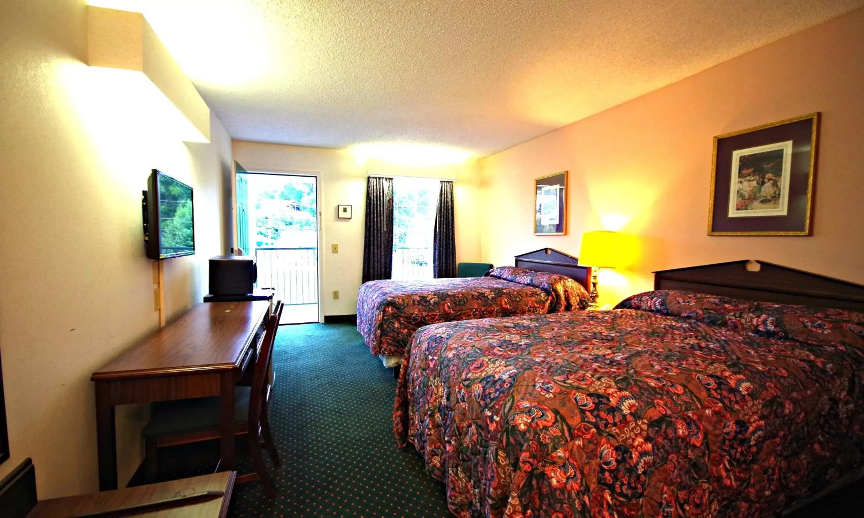 View (from property/room), Bed in American Motel - Lenoir