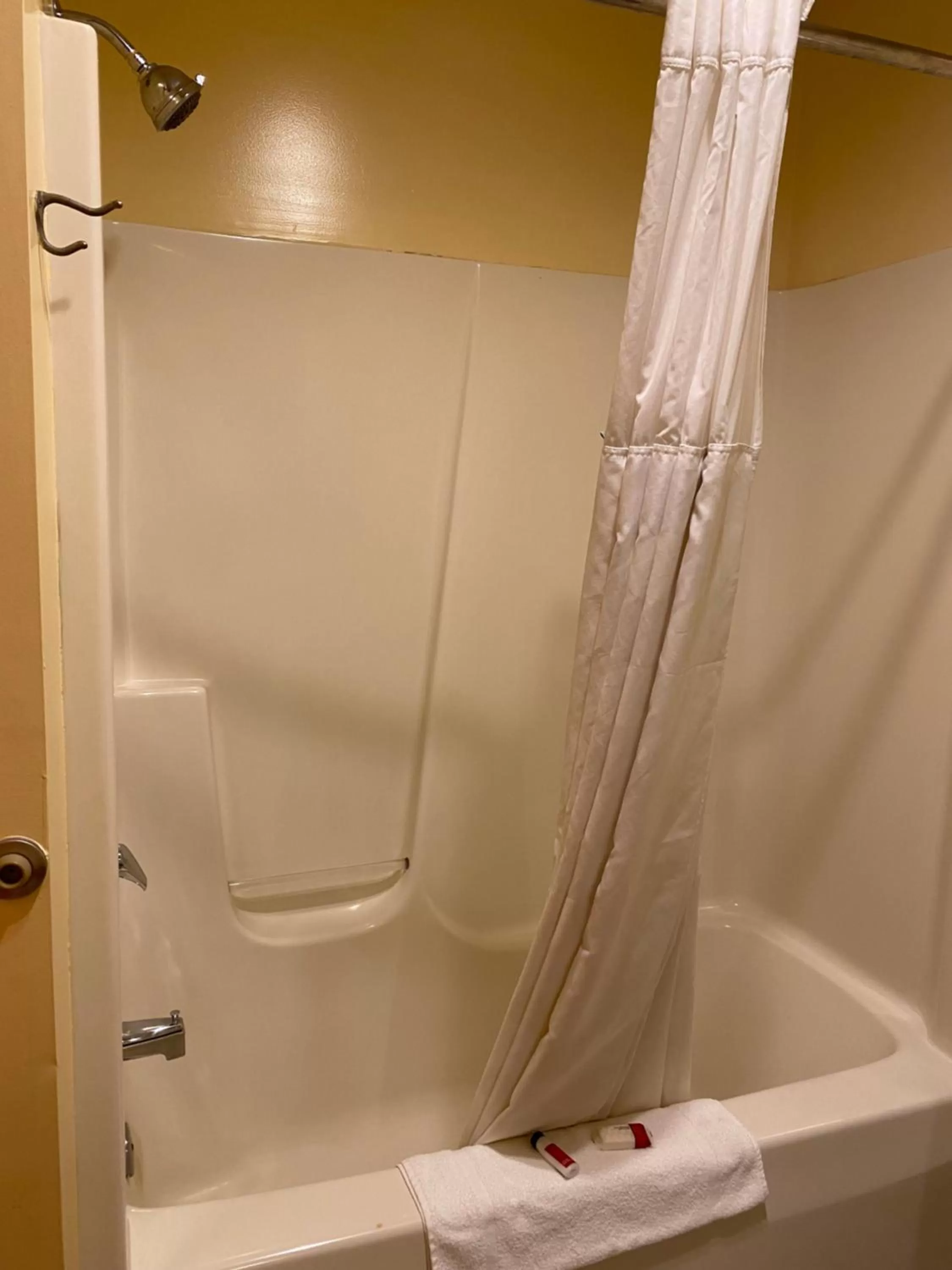 Bathroom in Knights Inn & Suites Dublin