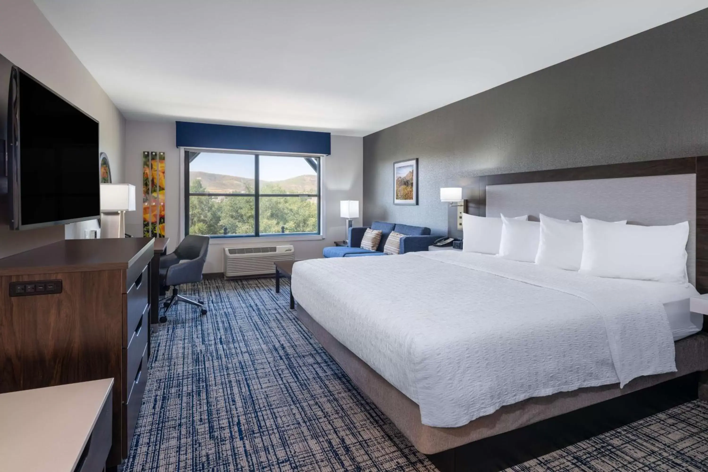 Bed in Hampton Inn & Suites Agoura Hills