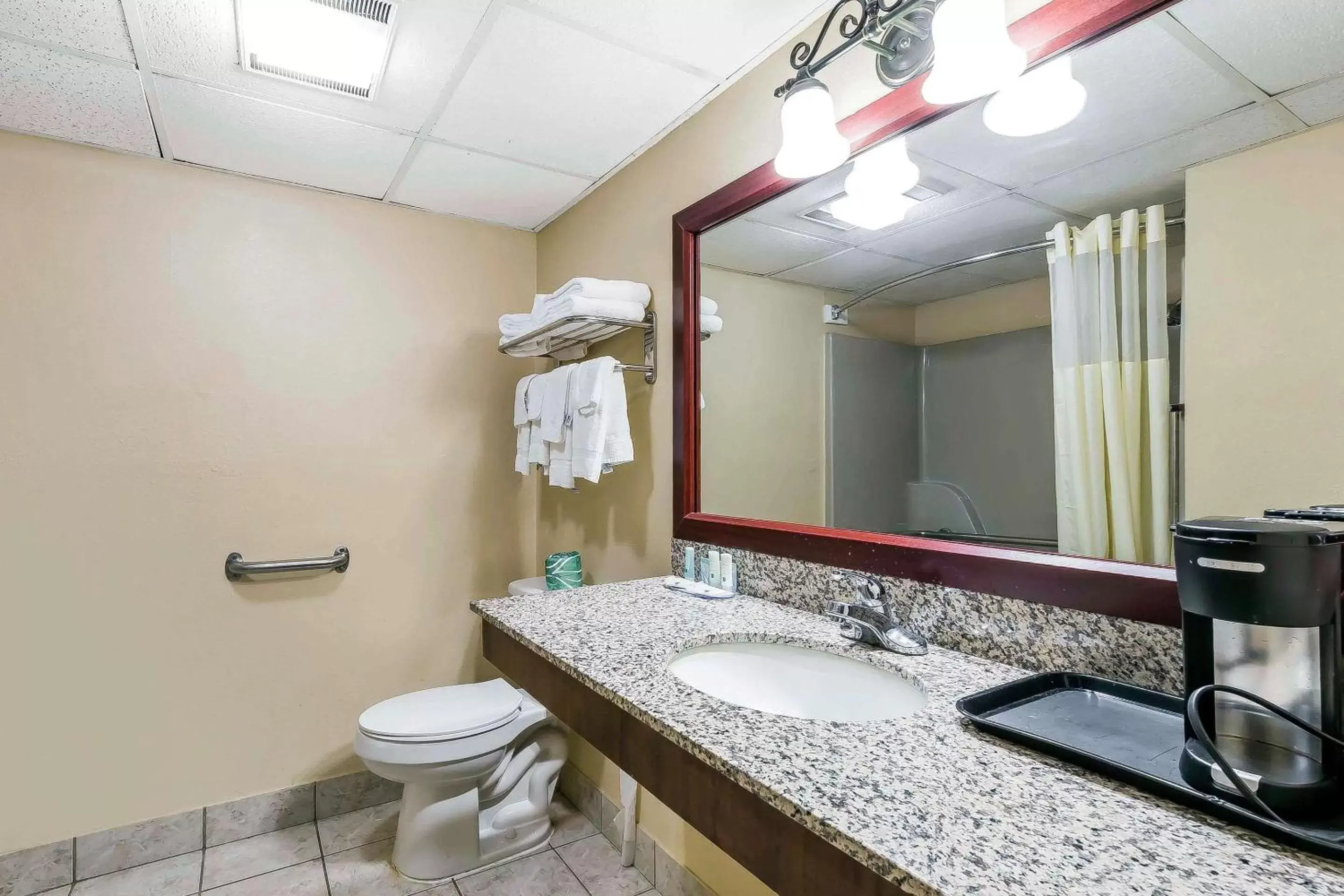 Bathroom in Quality Inn & Suites Sevierville - Pigeon Forge