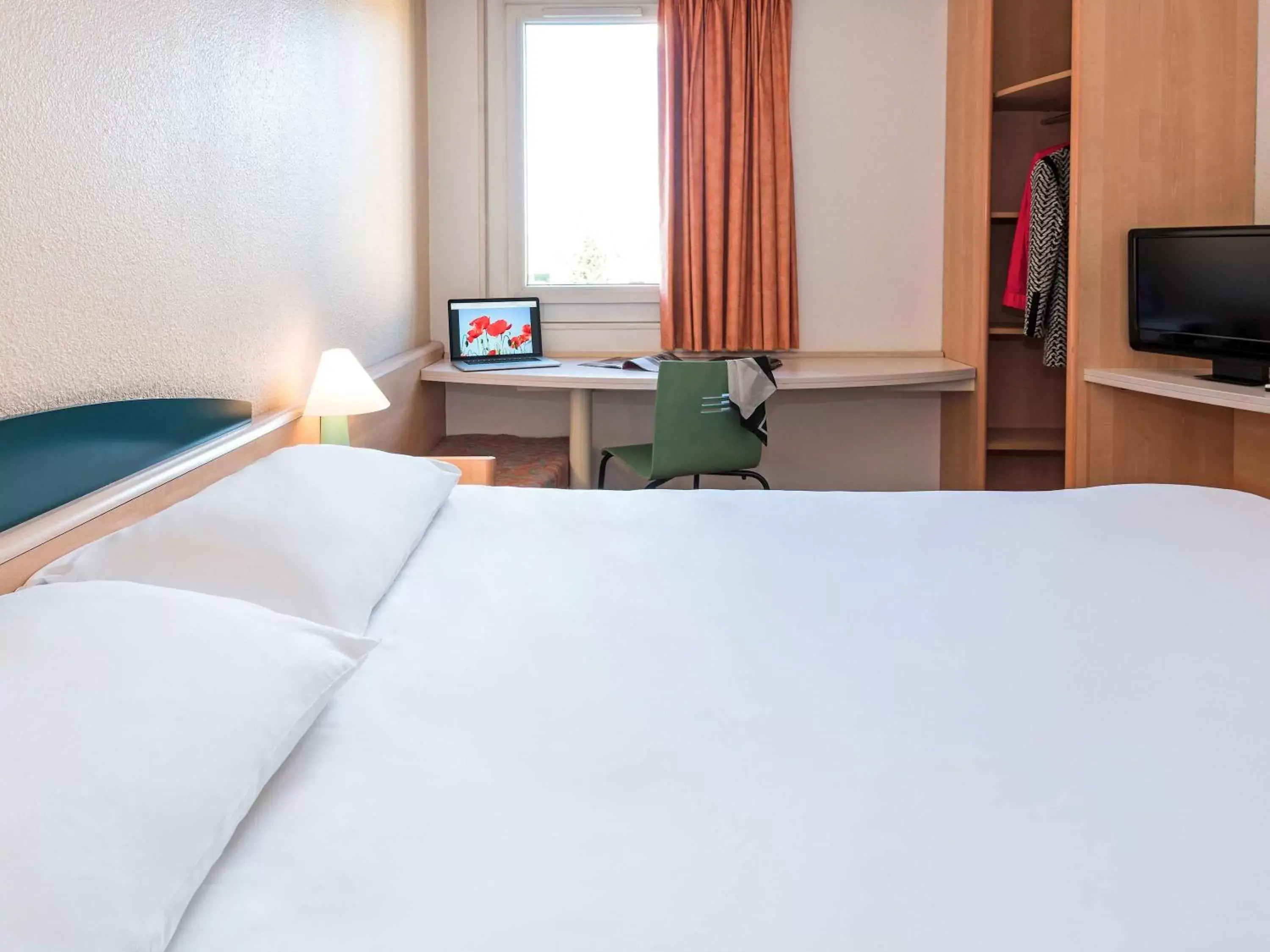 Photo of the whole room, Bed in ibis Montbéliard