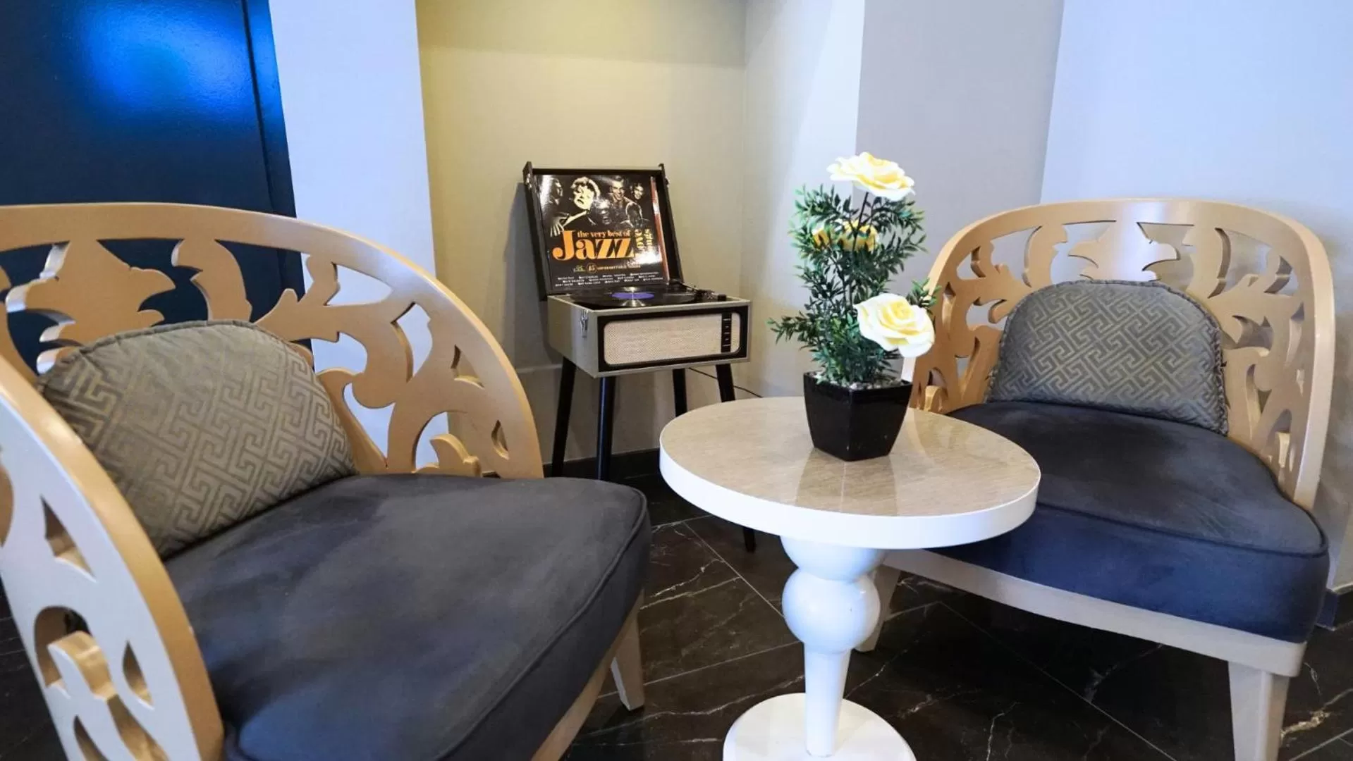 Seating area in Homey AirPort Hotel