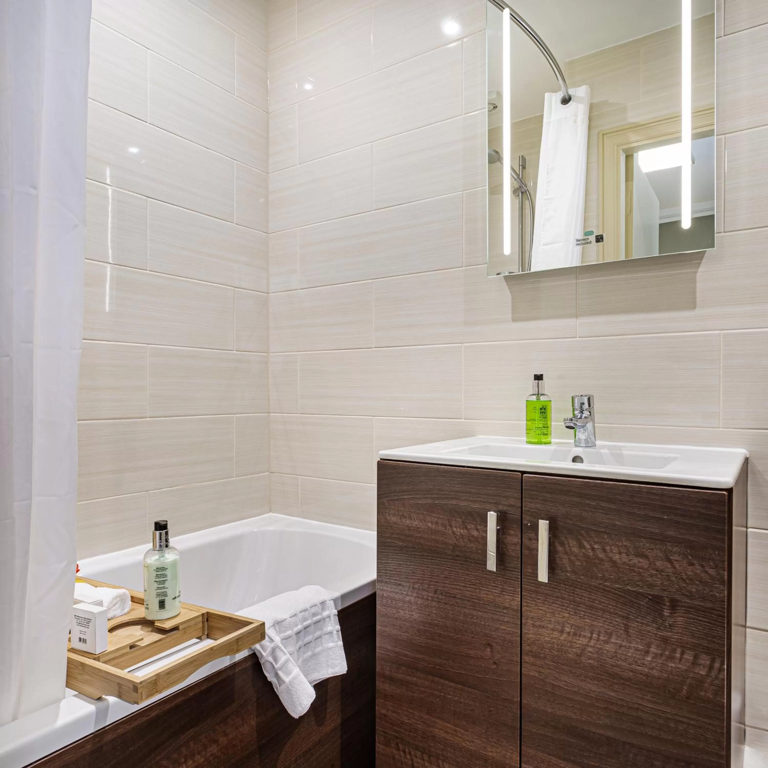 Bathroom in The Castle Hotel, Conwy, North Wales - The Coaching Inn Group