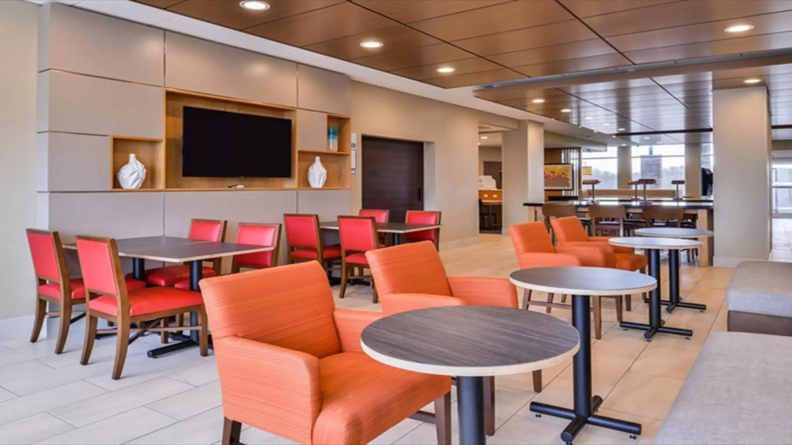 Breakfast, Lounge/Bar in Holiday Inn Express & Suites - Parkersburg East, an IHG Hotel