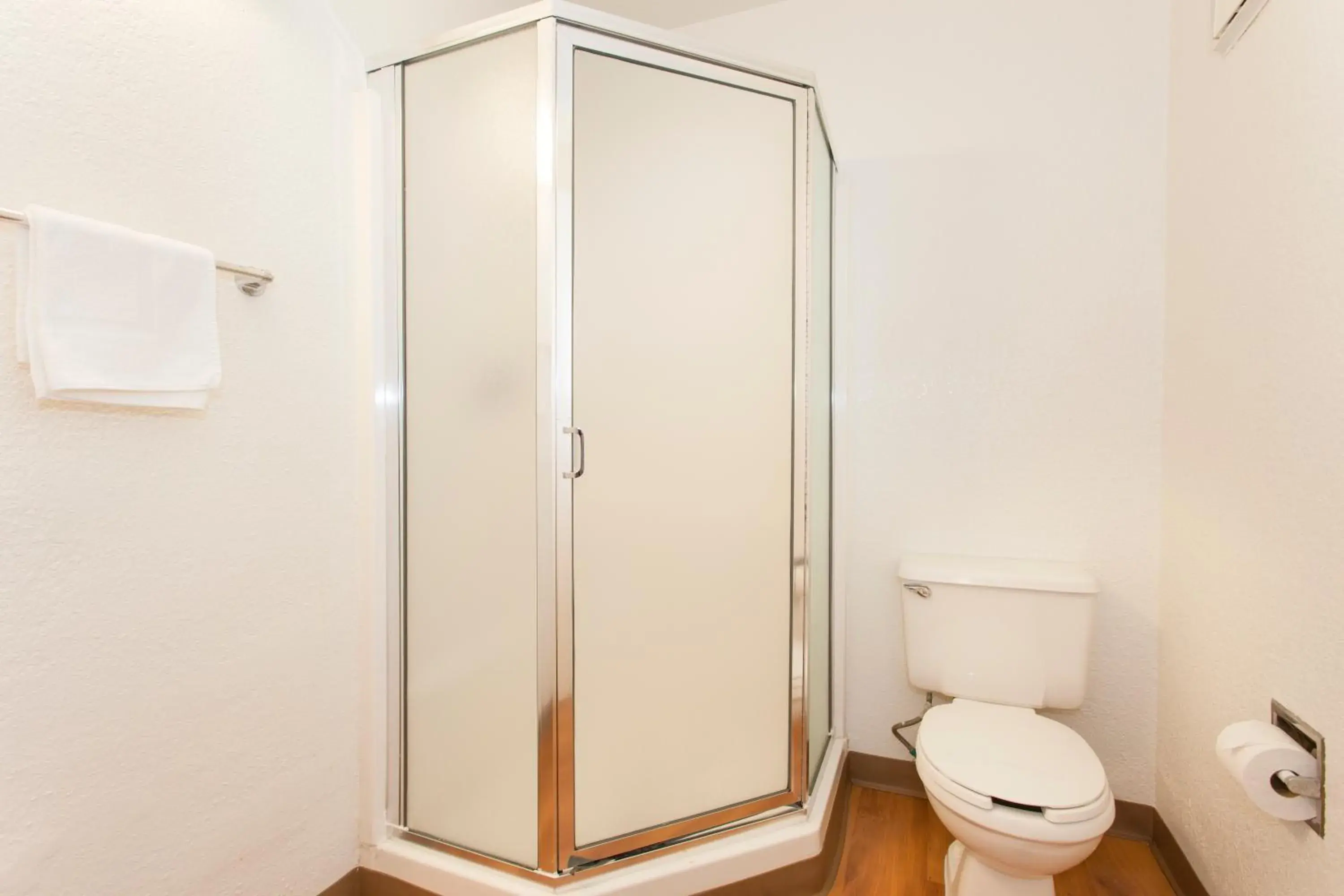 Shower, Bathroom in Motel 6 Sacremento, Ca - Downton