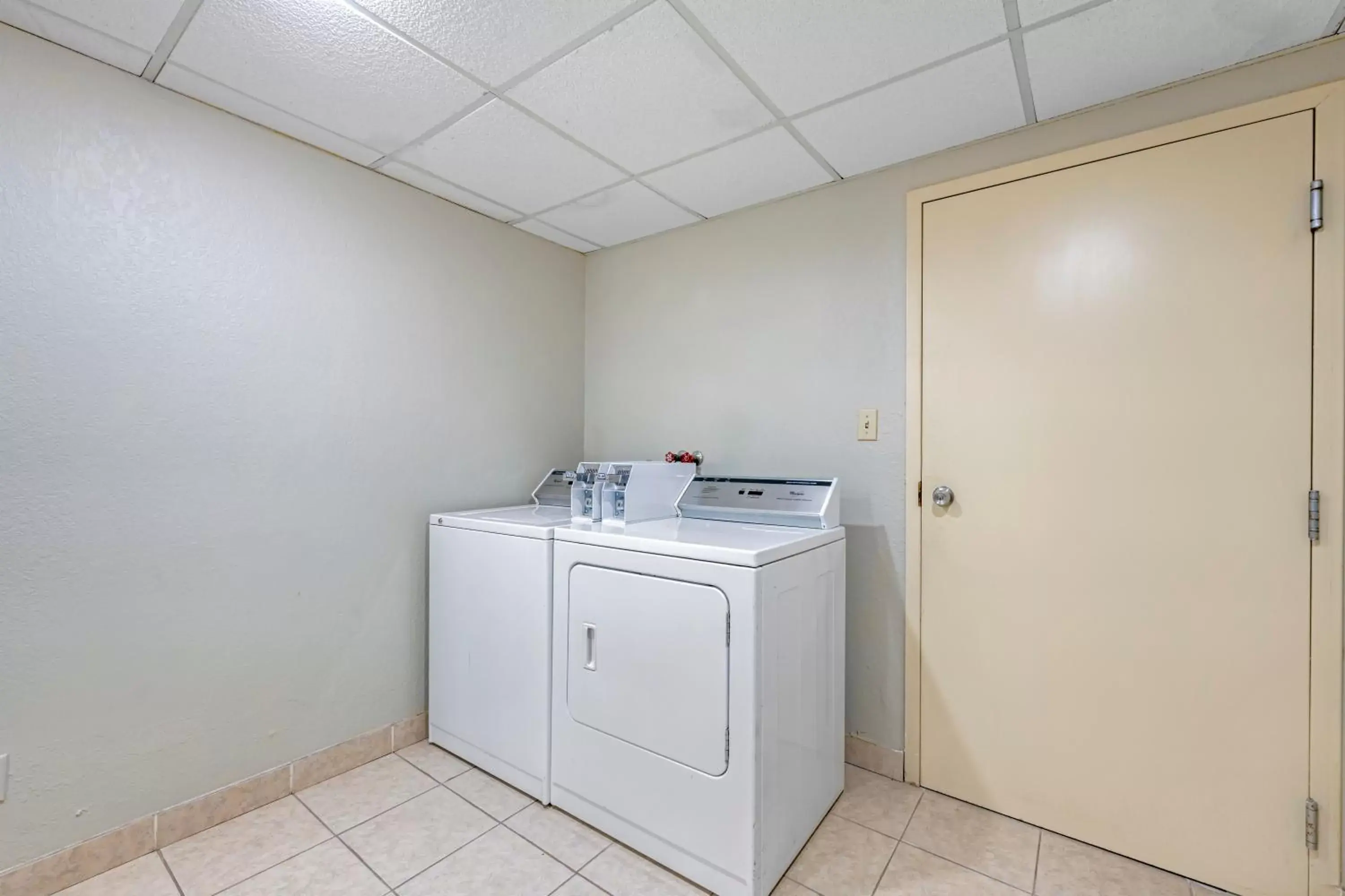 laundry, Kitchen/Kitchenette in Quality Inn and Suites Lincoln