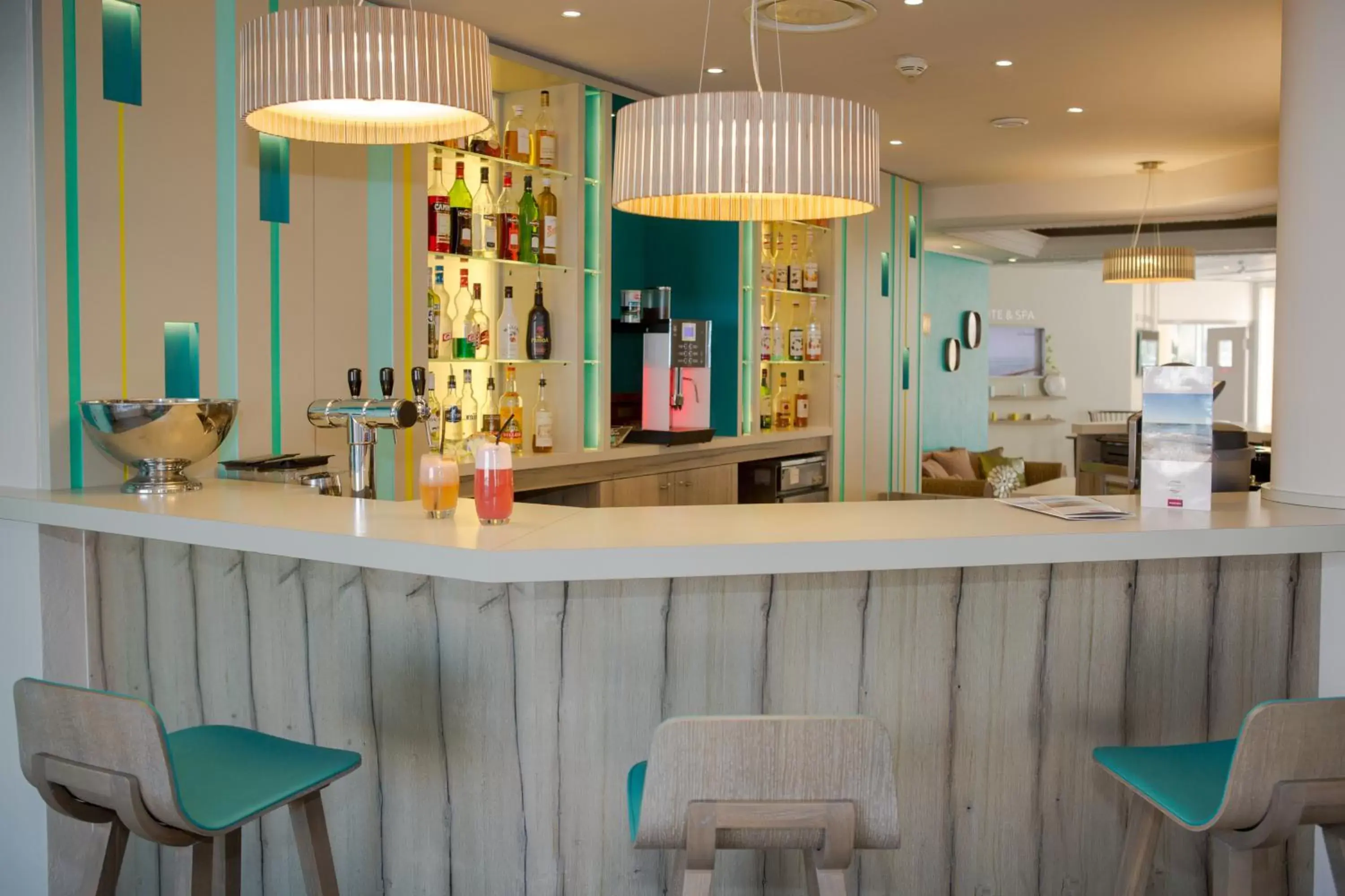 Lounge or bar, Restaurant/Places to Eat in Mercure Thalasso & Spa Port Fréjus