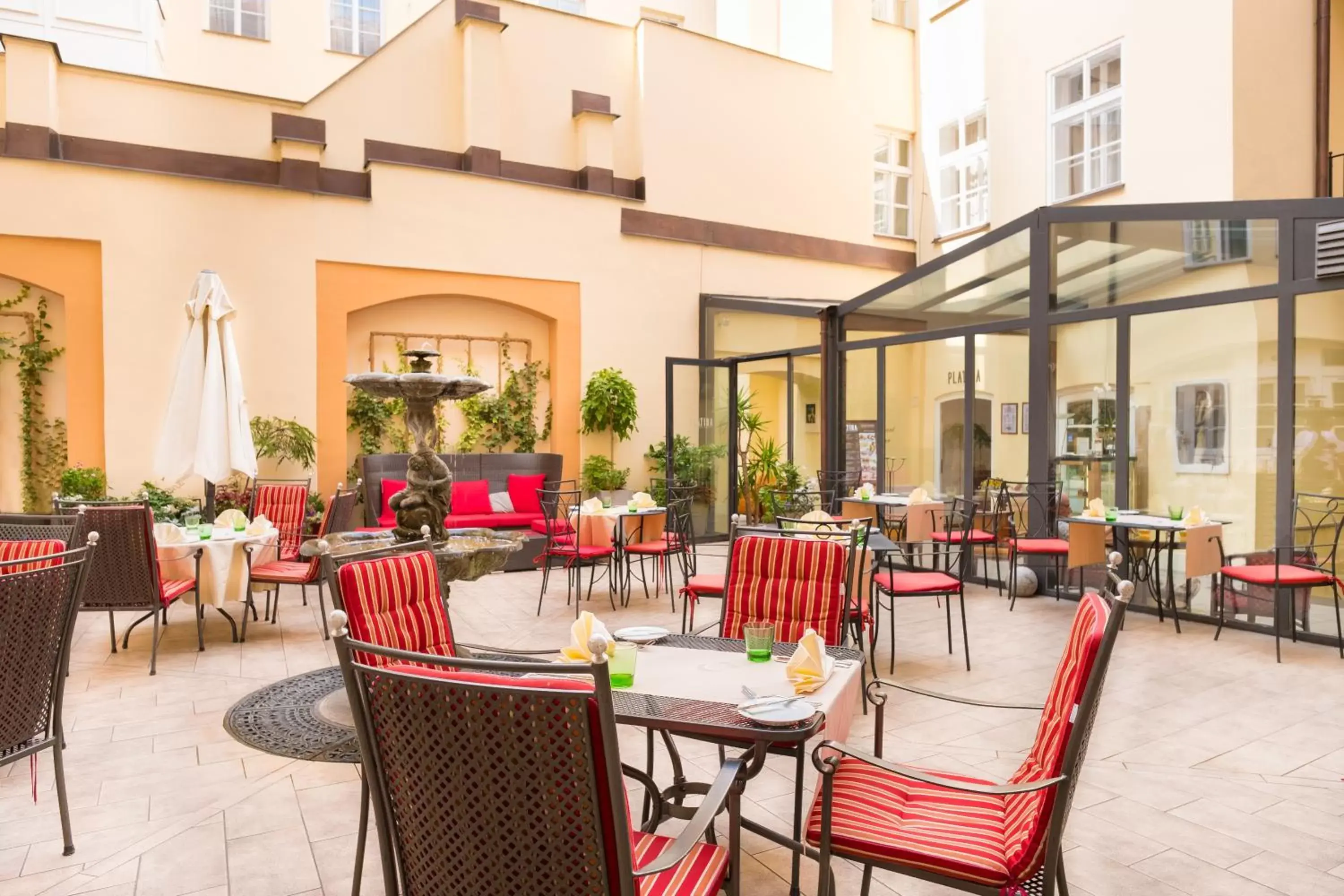 Patio, Restaurant/Places to Eat in Hotel Leonardo & Bookquet Prague