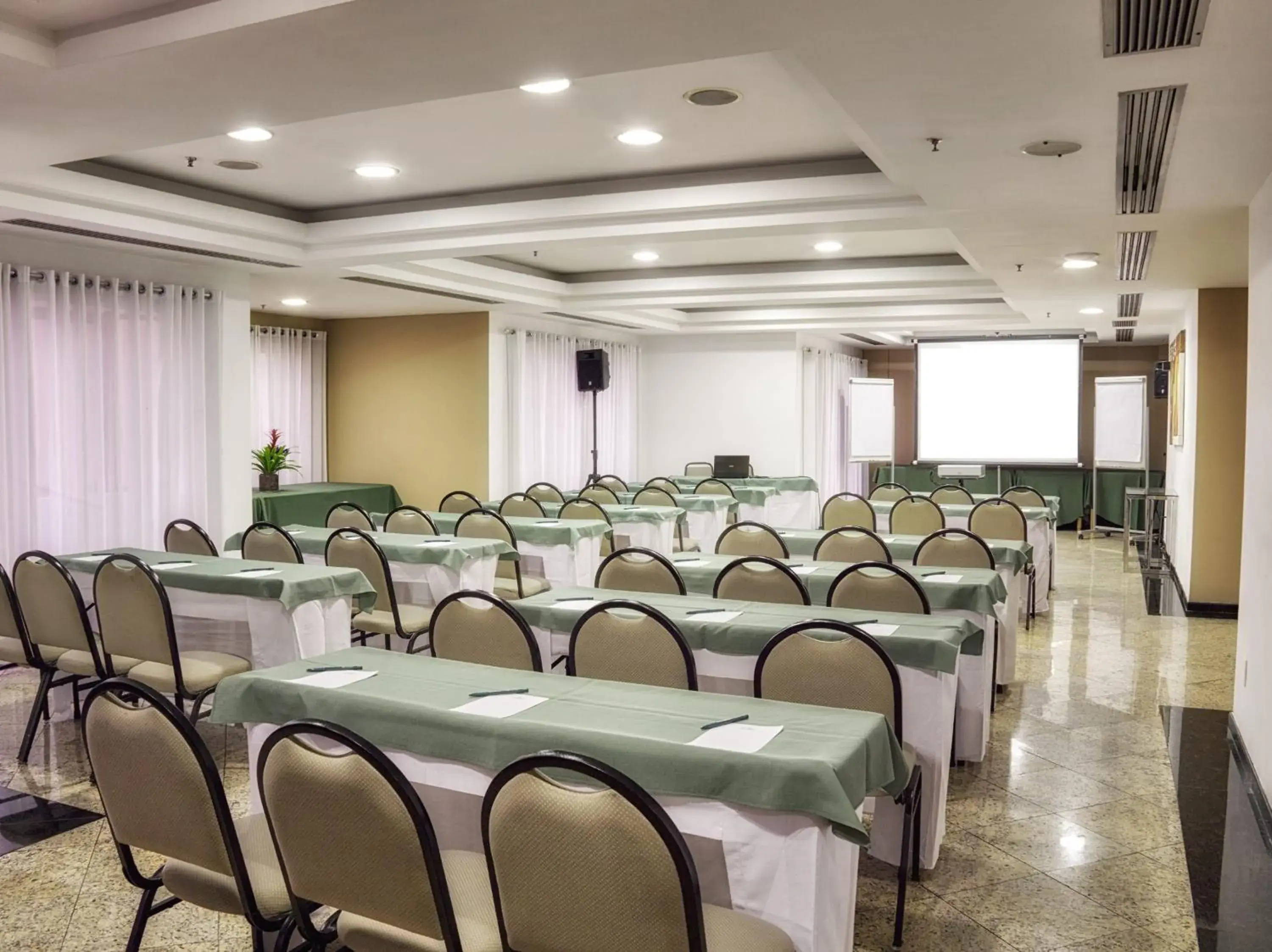Business facilities in Sol Alphaville Hotel & Residence
