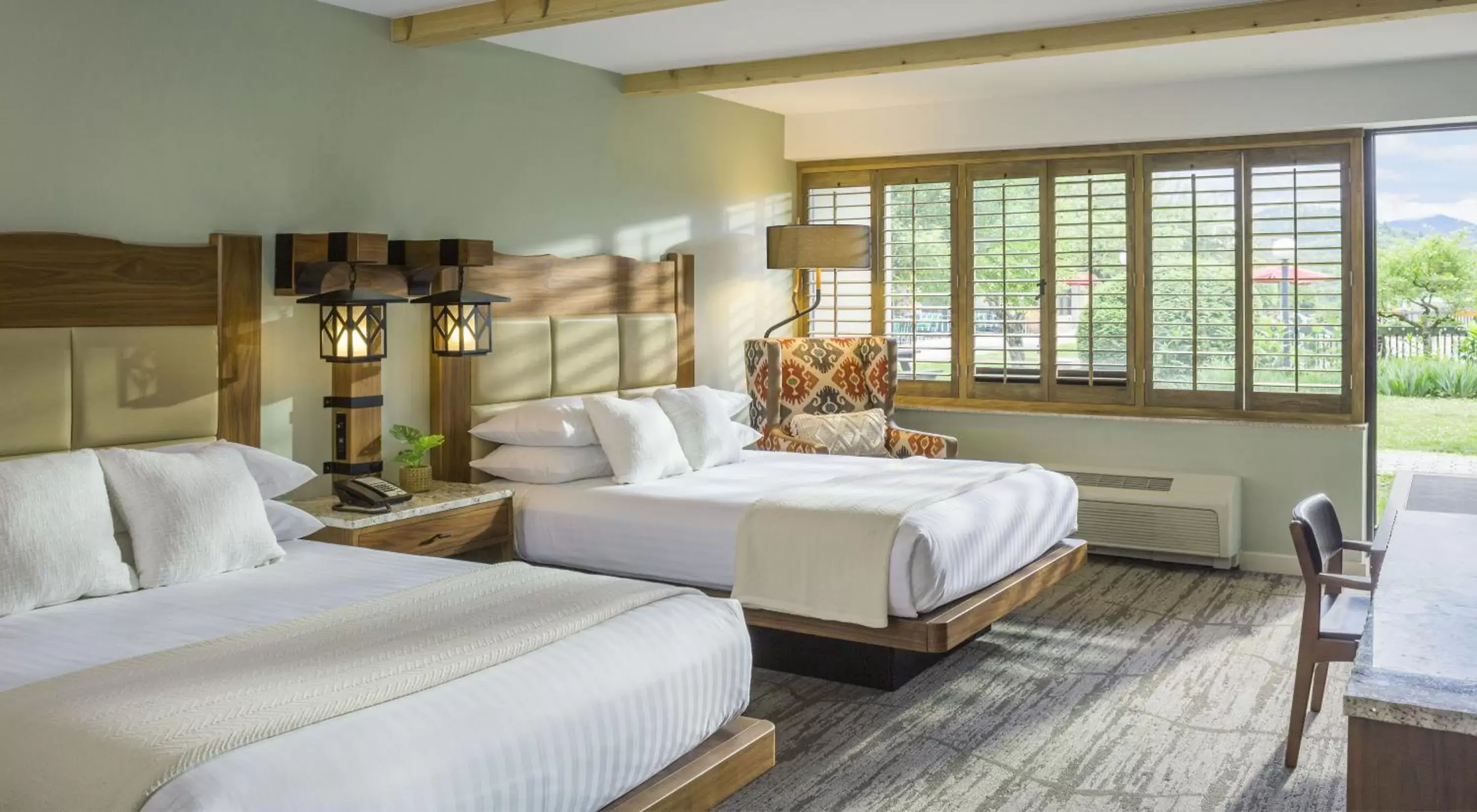 Photo of the whole room, Bed in High Peaks Resort