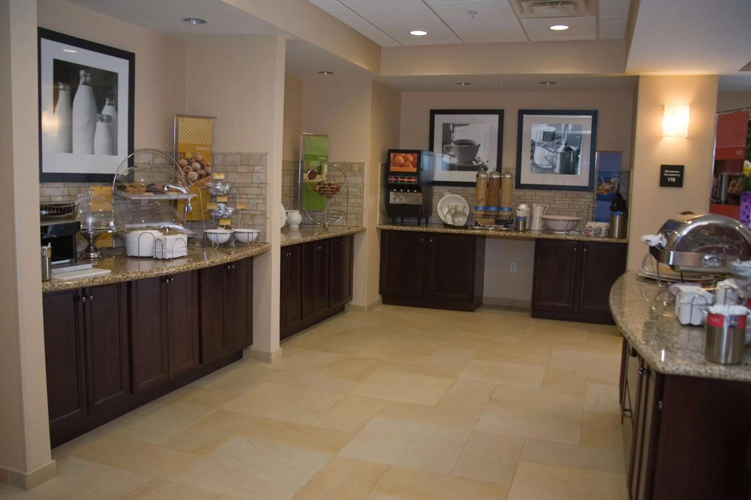 Dining area in Hampton Inn Watertown