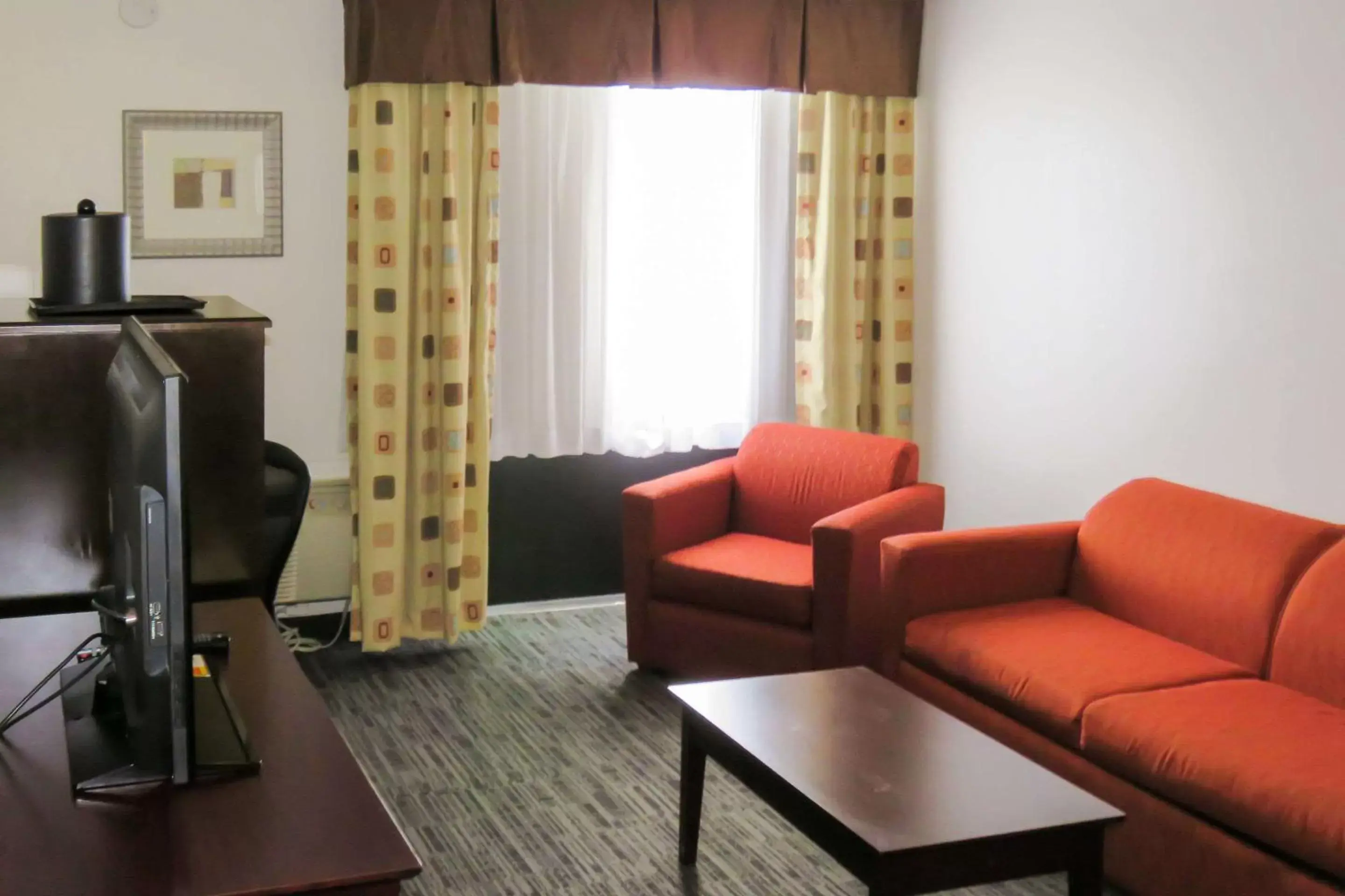 Photo of the whole room, Seating Area in Quality Inn & Suites Everett