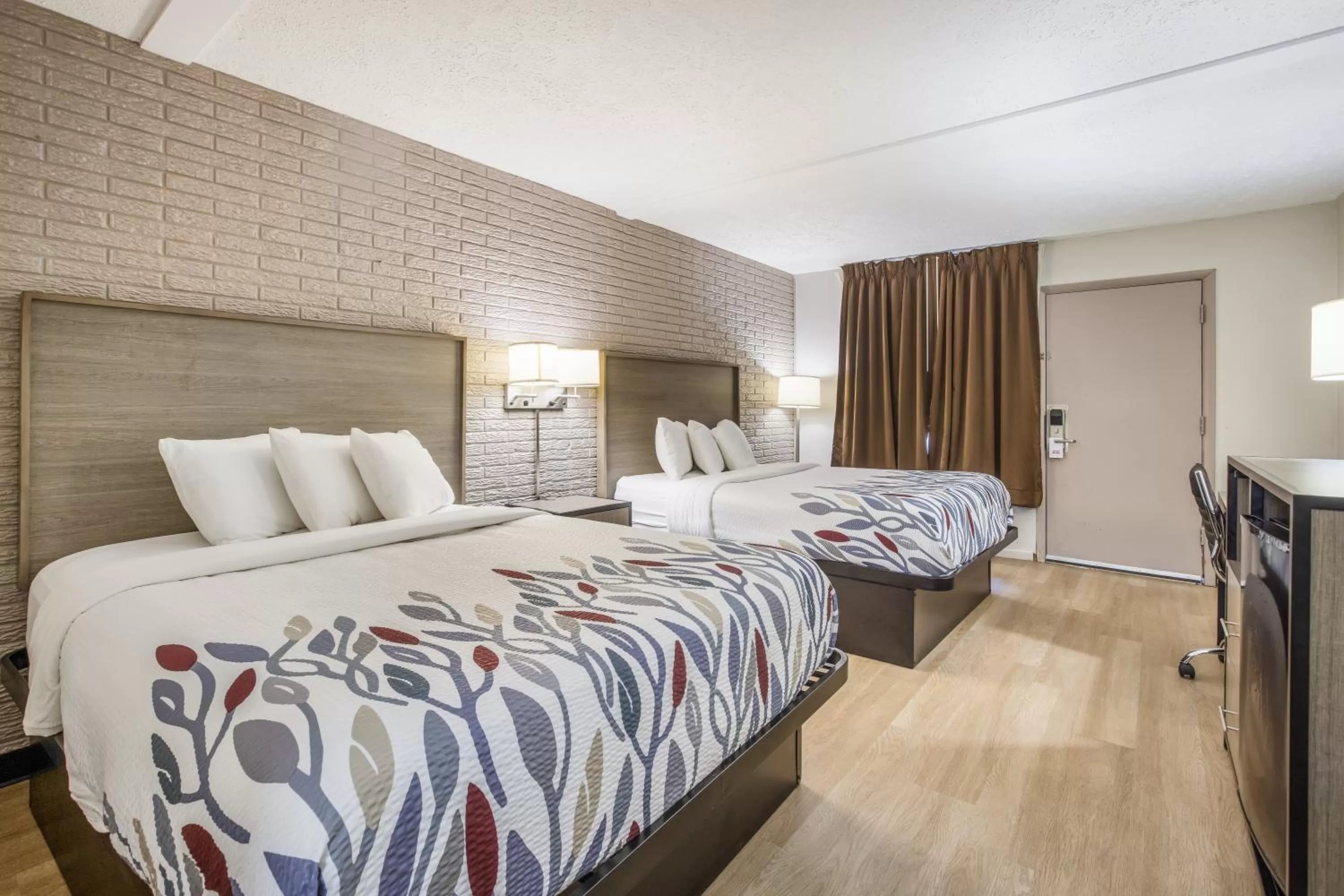 Bedroom, Bed in Red Roof Inn Savannah - Richmond Hill I-95