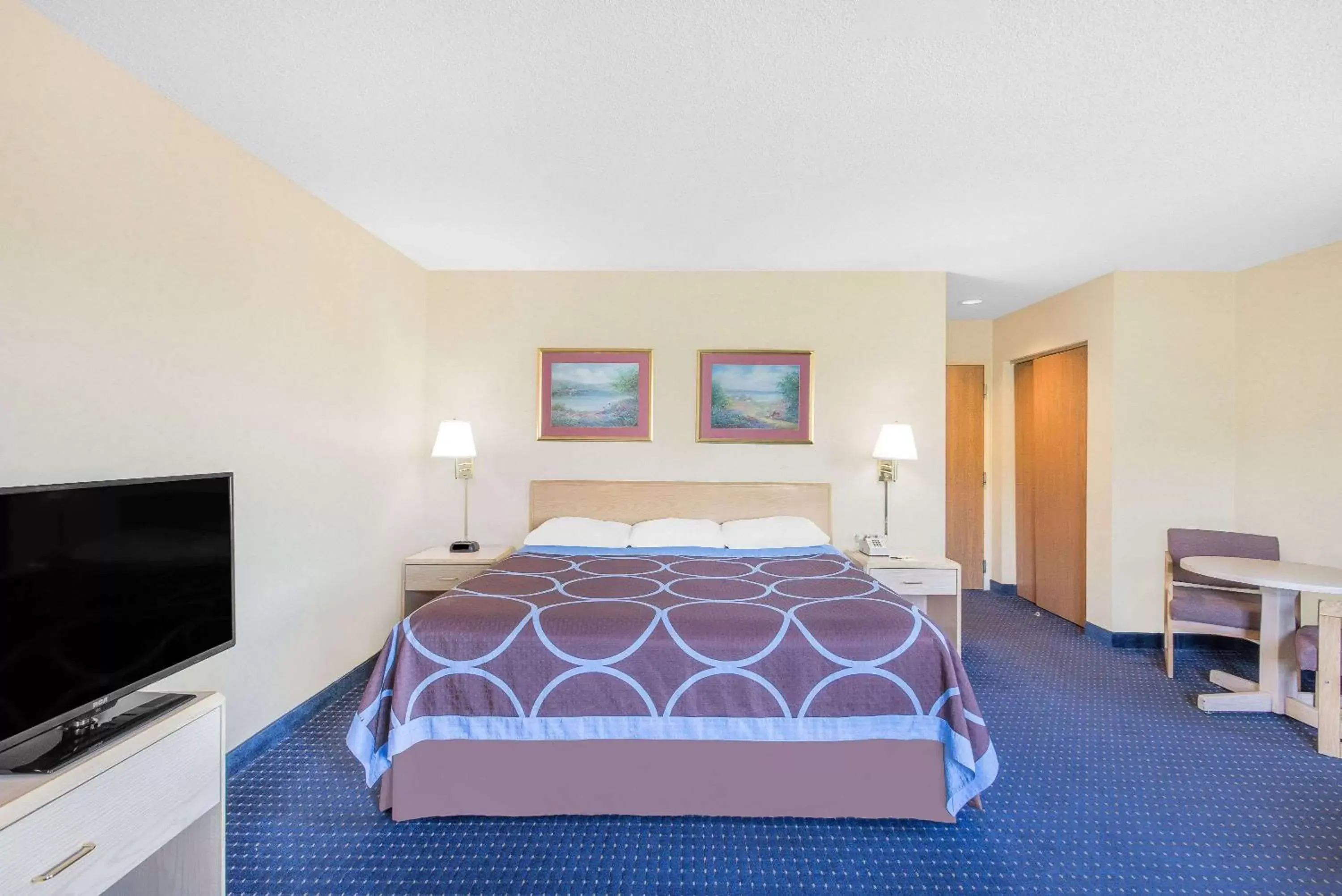 Photo of the whole room, Bed in Super 8 by Wyndham Canandaigua