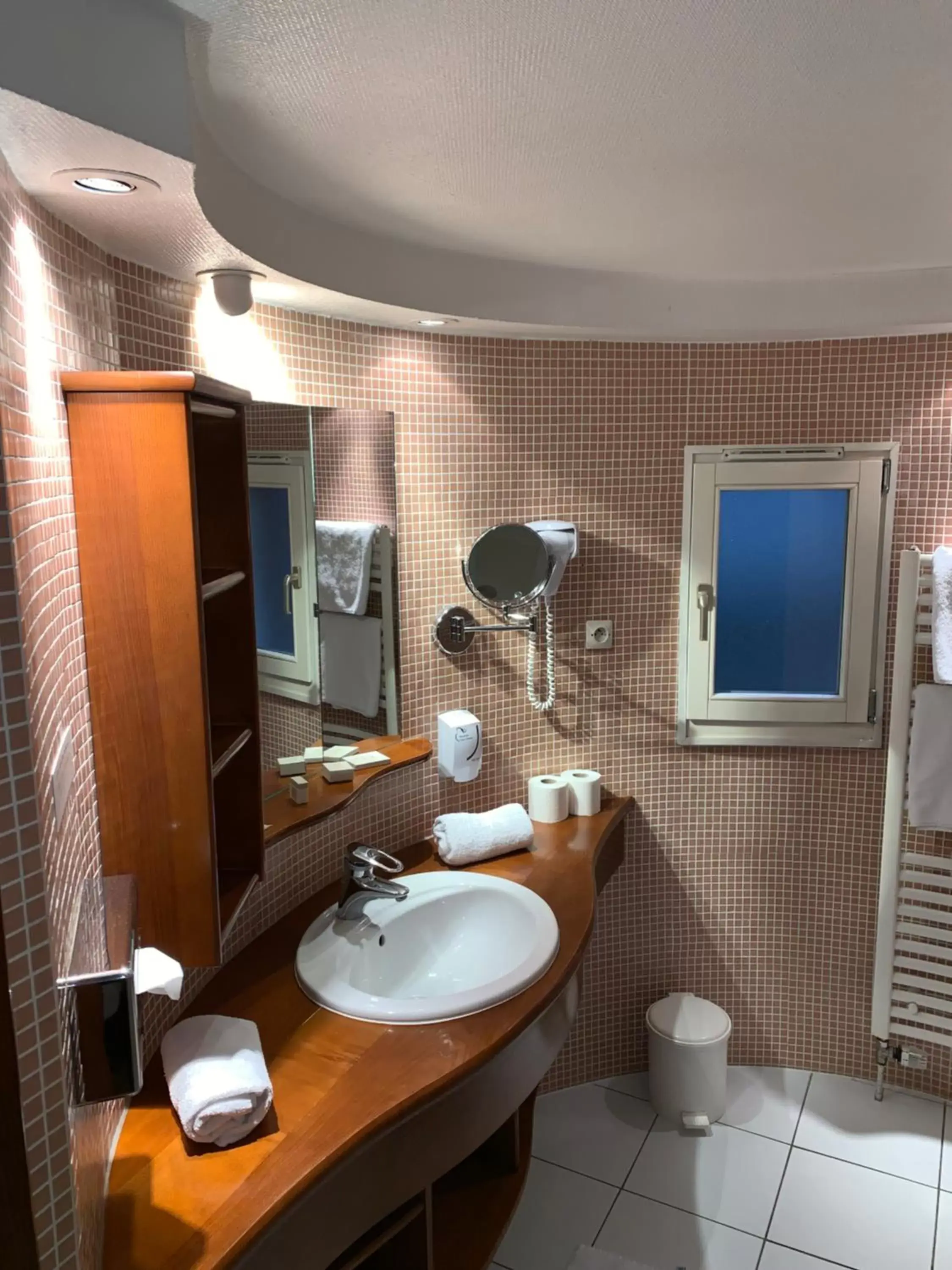 Toilet, Bathroom in Hotel Restaurant Au Cerf d'Or