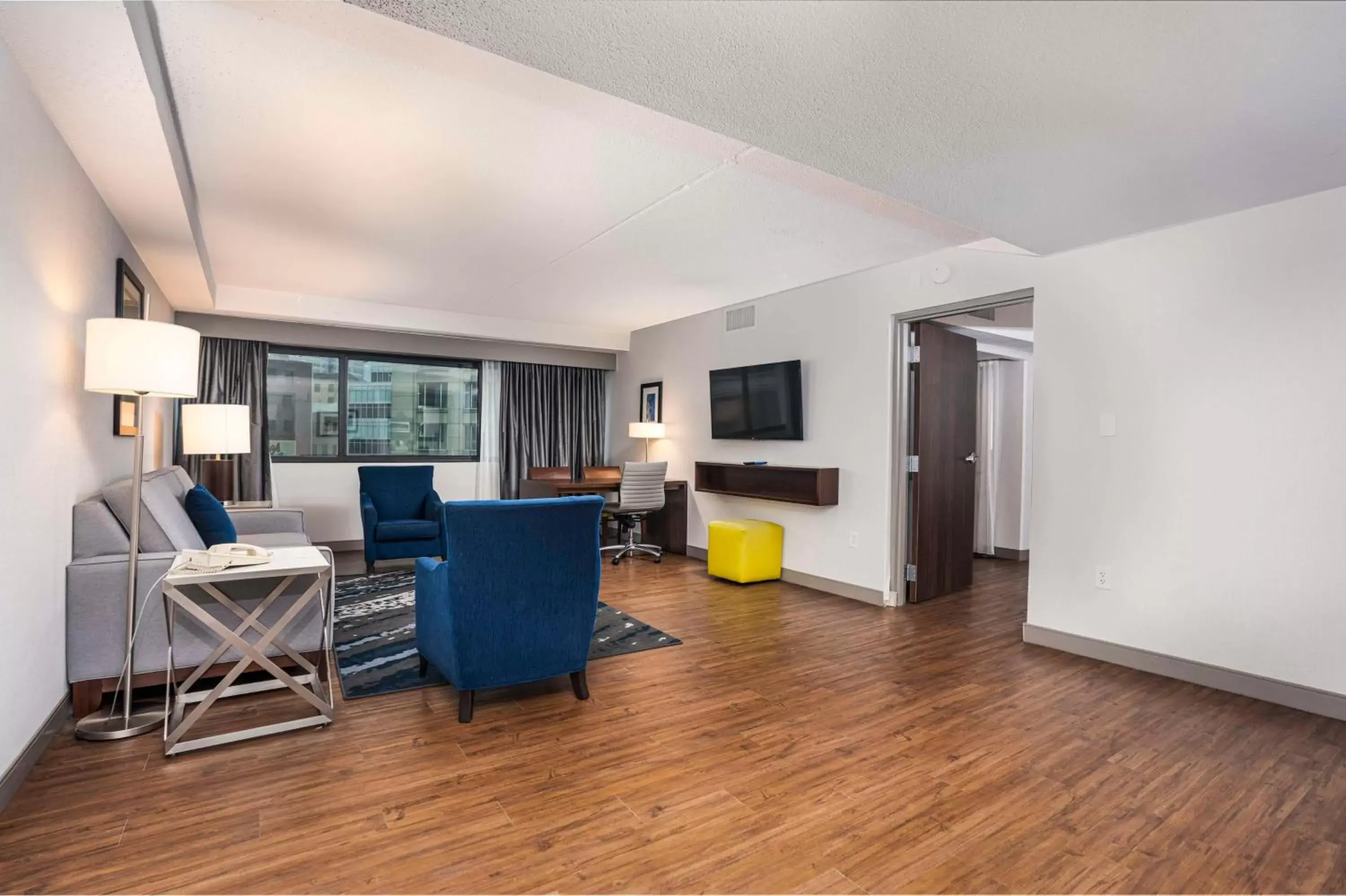 Living room, Seating Area in Embassy Suites by Hilton Indianapolis Downtown