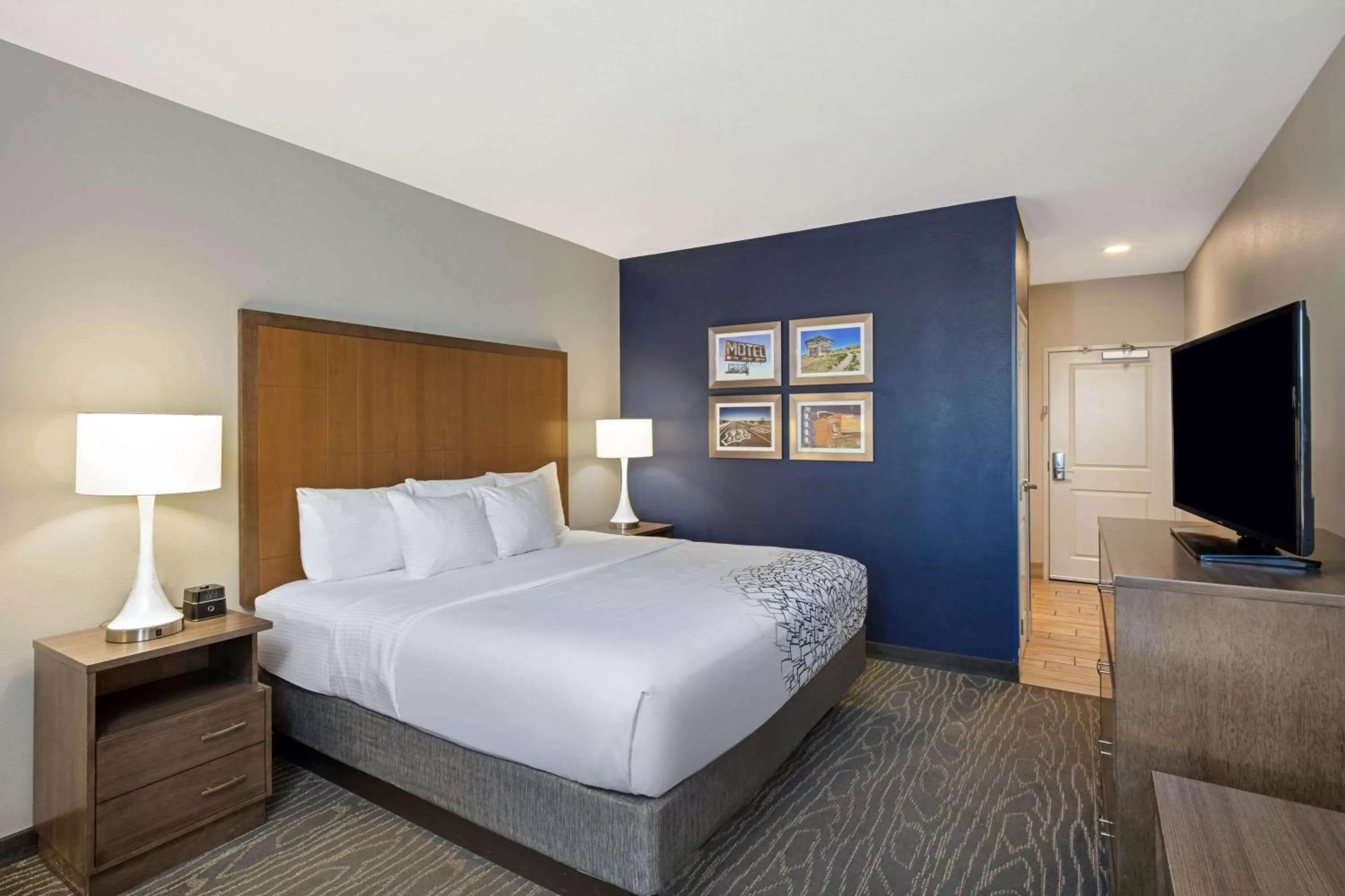 Photo of the whole room, Bed in La Quinta by Wyndham Kingman