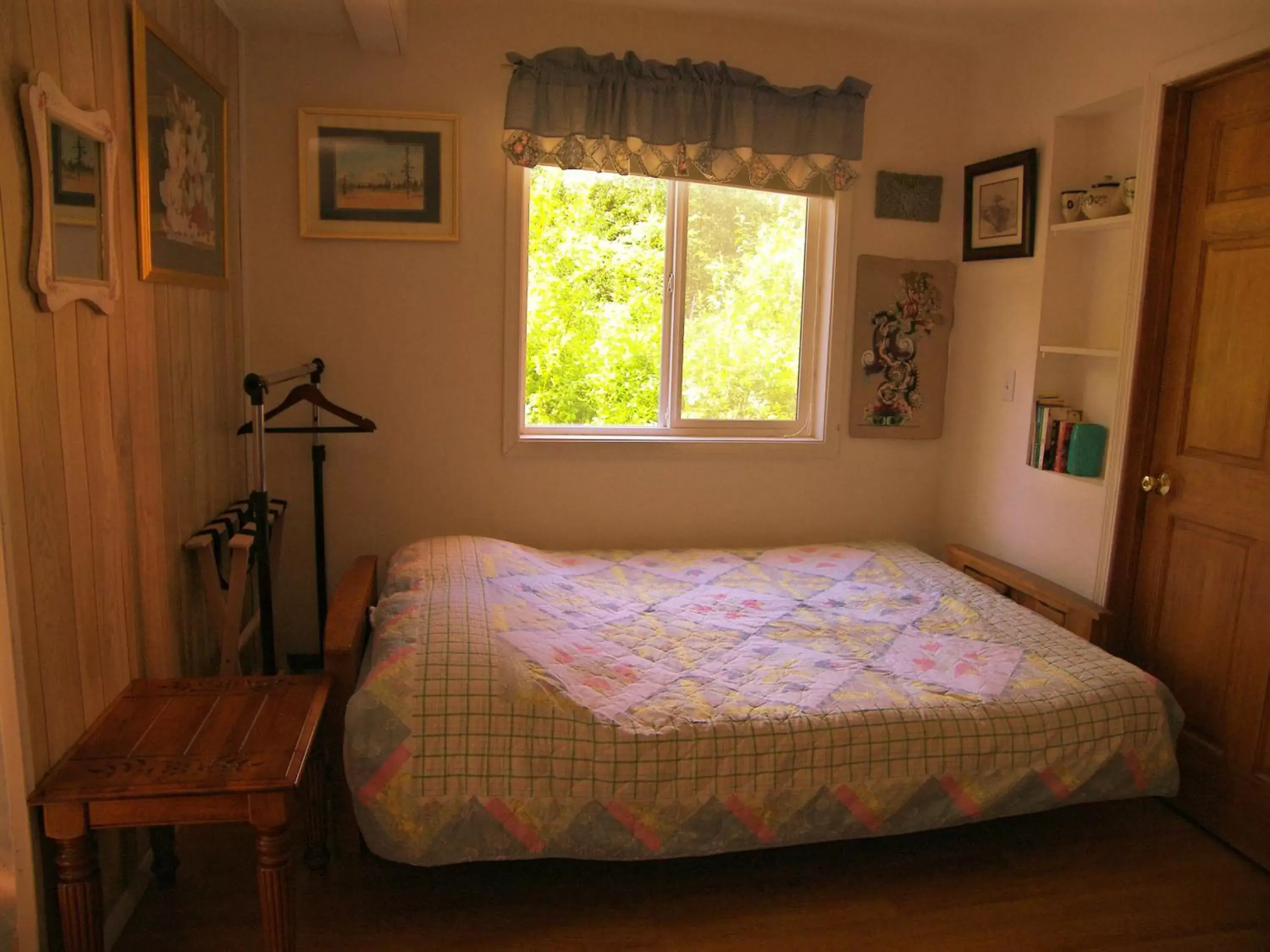 Bed in Grace and Bill's Freedom Hills B&B