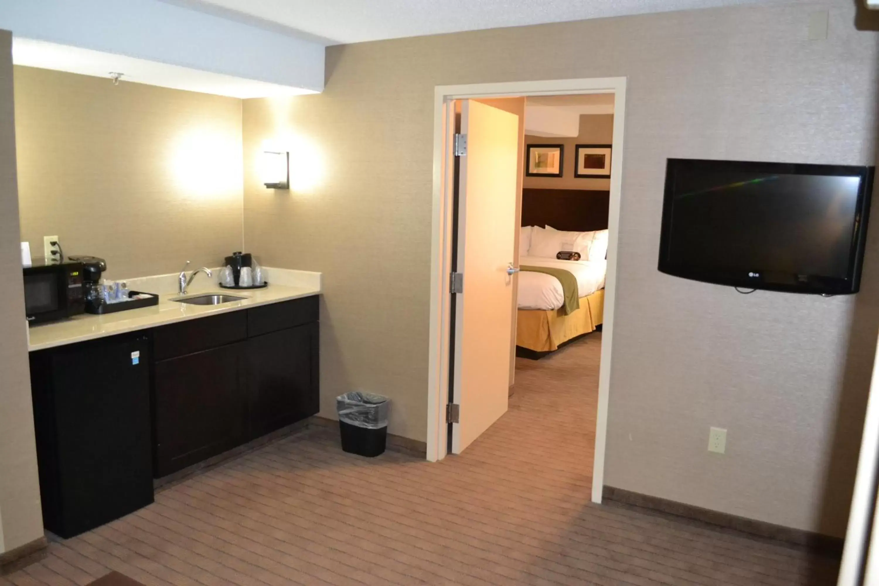 Photo of the whole room, TV/Entertainment Center in Holiday Inn Express Boston Brockton, an IHG Hotel