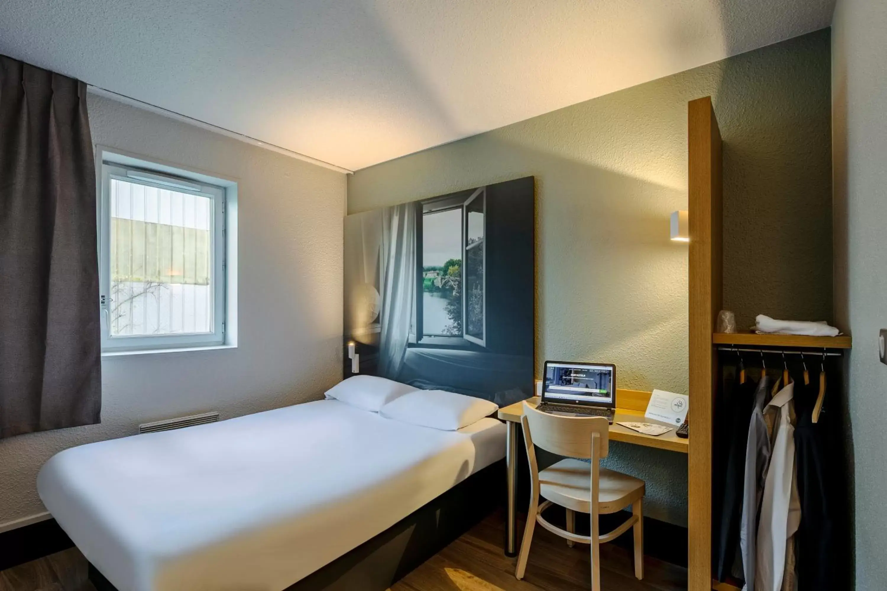 Bedroom, Bed in B&B HOTEL Poitiers 1 Futuroscope