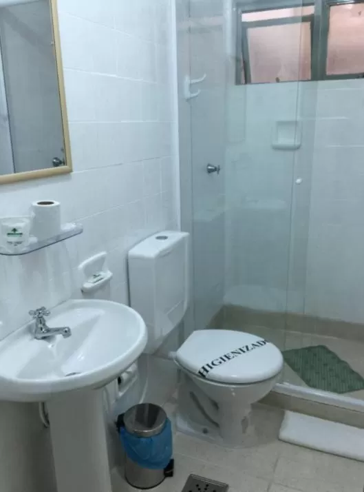 Bathroom in Fares Turis Hotel