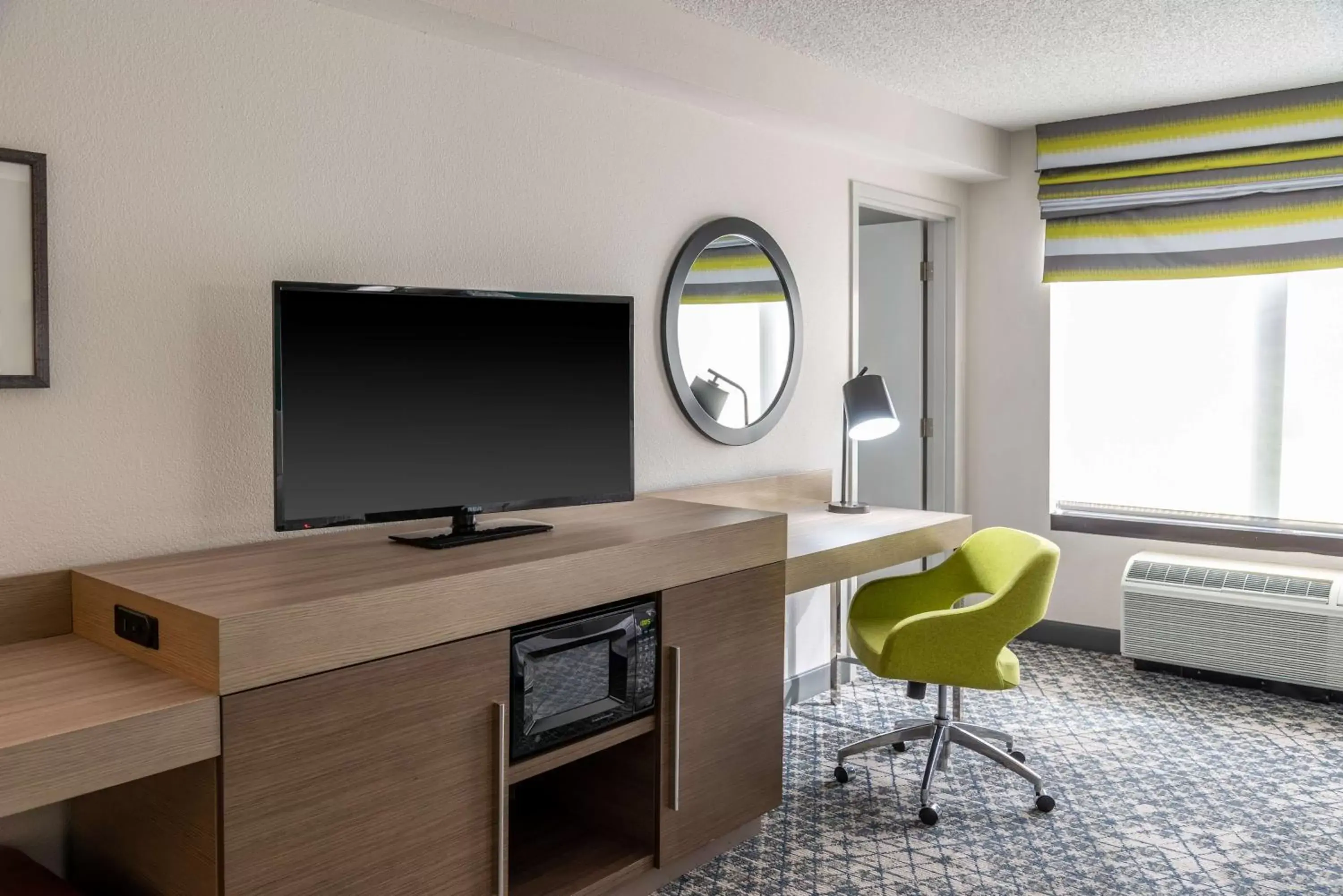 Bedroom, TV/Entertainment Center in Hampton Inn Kansas City-Lee's Summit